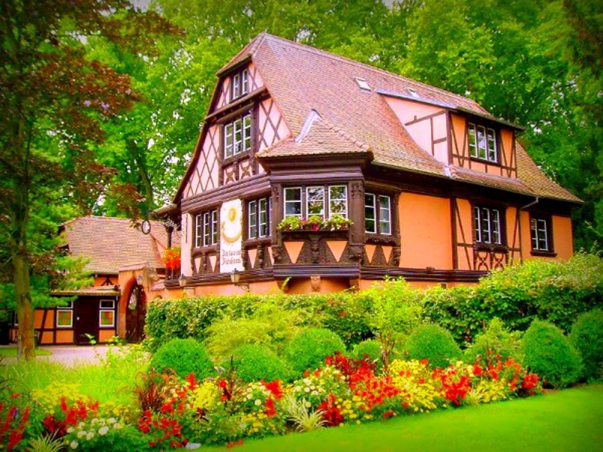 Дом поверьте. Дом Гарден Хаус фахверк. Красивая дача. Красивый дачный дом. Уютный домик с садом.
