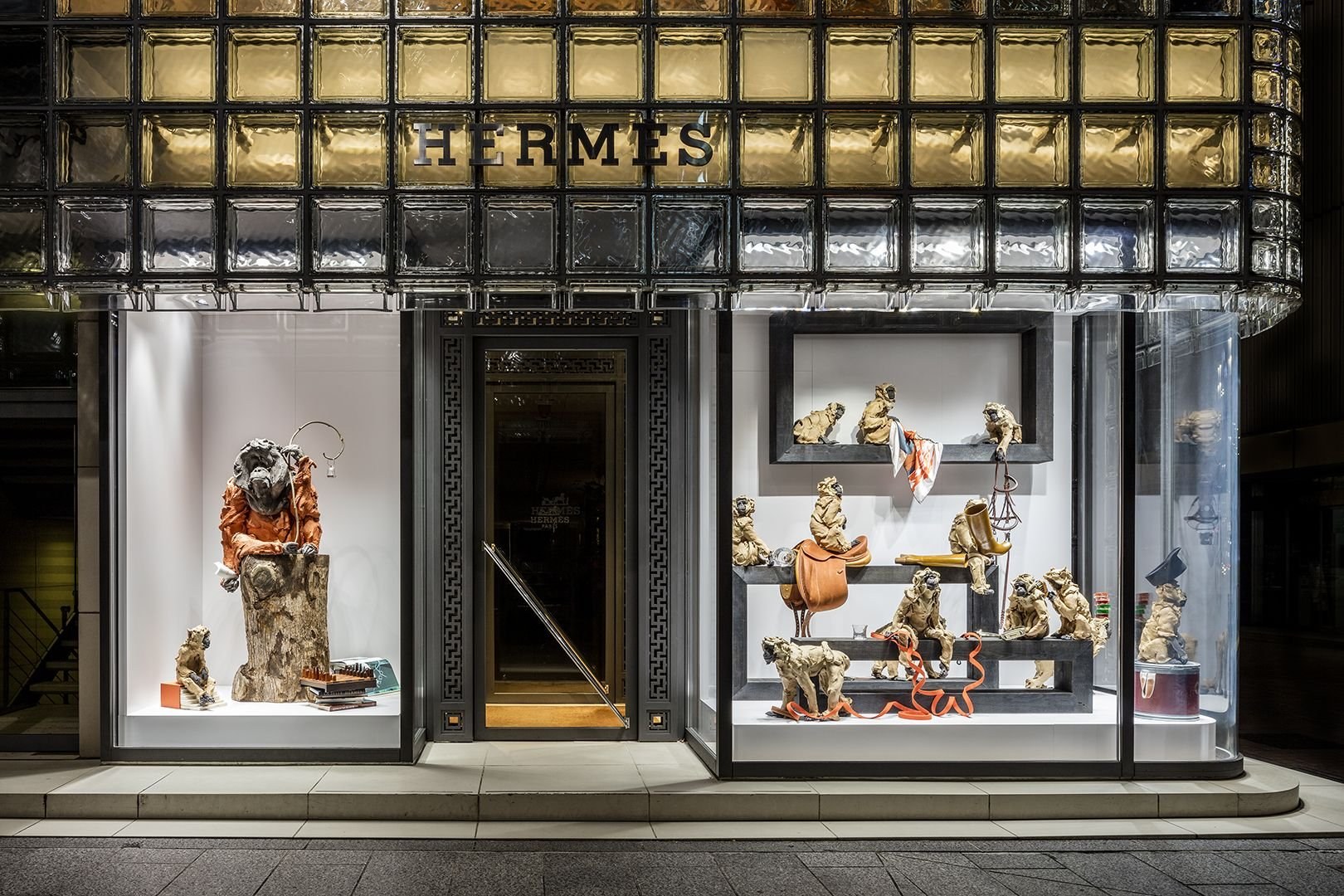 Window display. Витрины бутика hennes в Токио.. Hermes в Токио витрины. Урбан Джангл витрины. Витрина магазина Hermes.