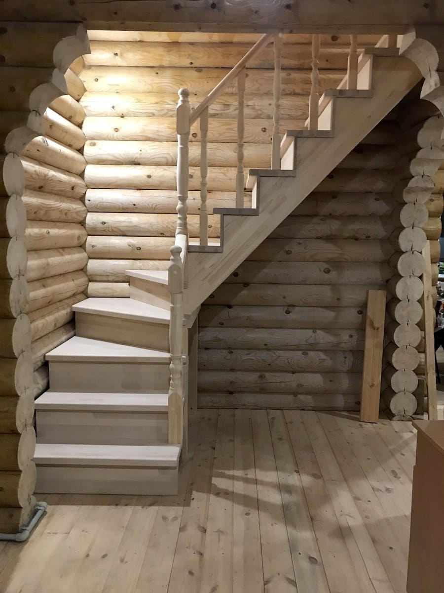 Лестница на второй этаж деревянная