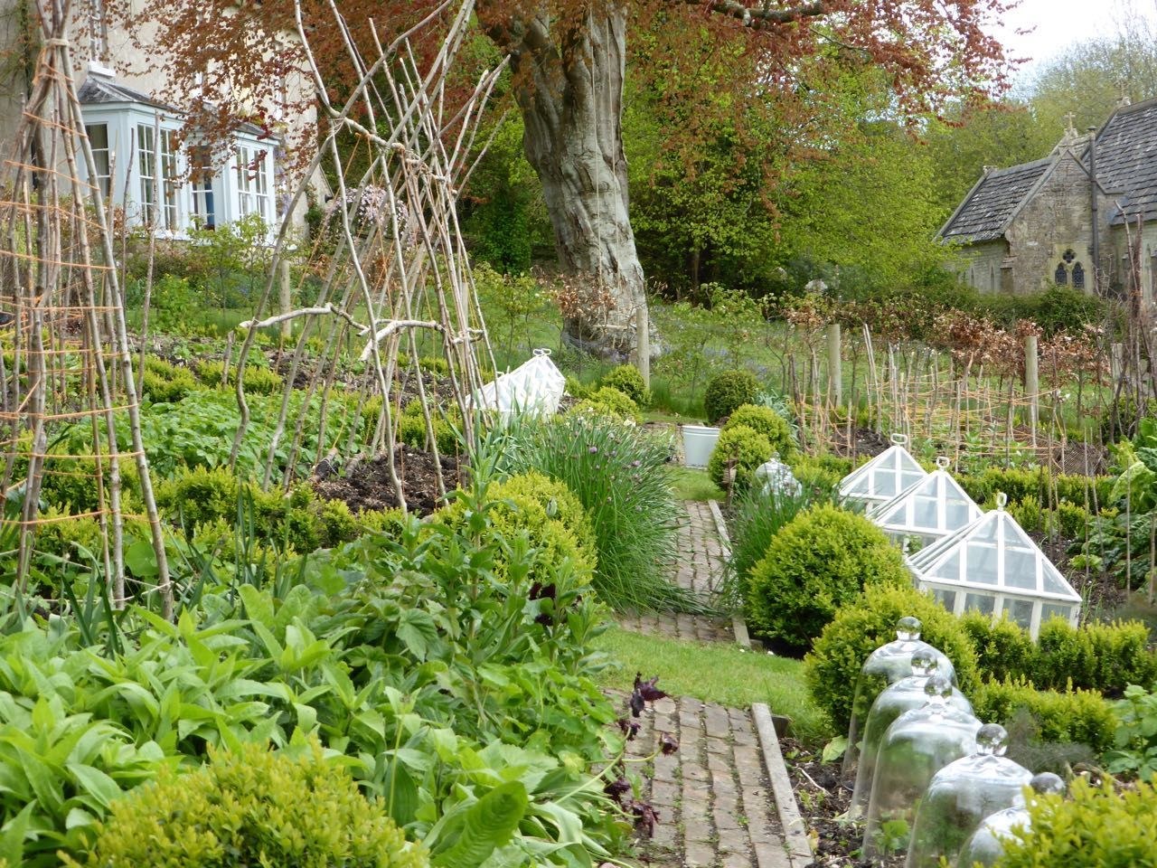 Kitchen garden. Пермакультурный сад Франция. Пермакультура Англия. Пермакультура на 4 сотках. Пермакультурный ландшафт.