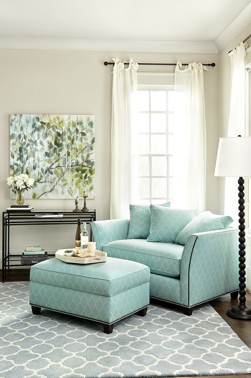 Мятный диван в интерьере