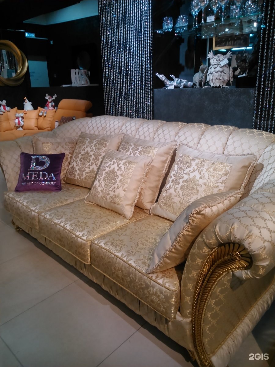 Гагарина на диване