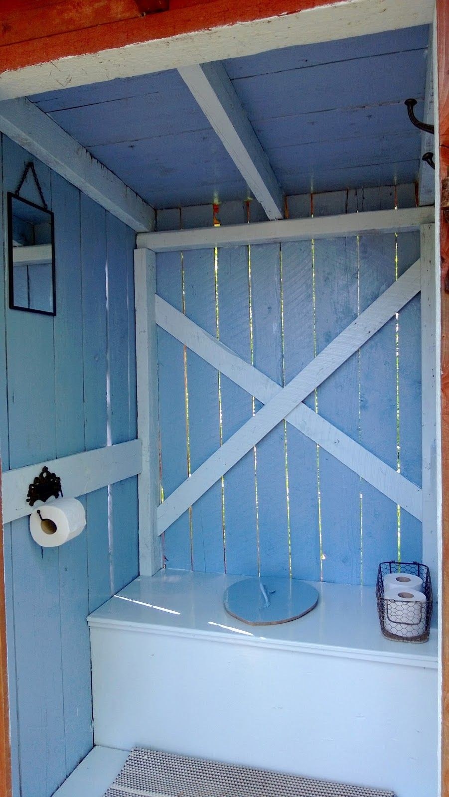 Обшивка дачного туалета