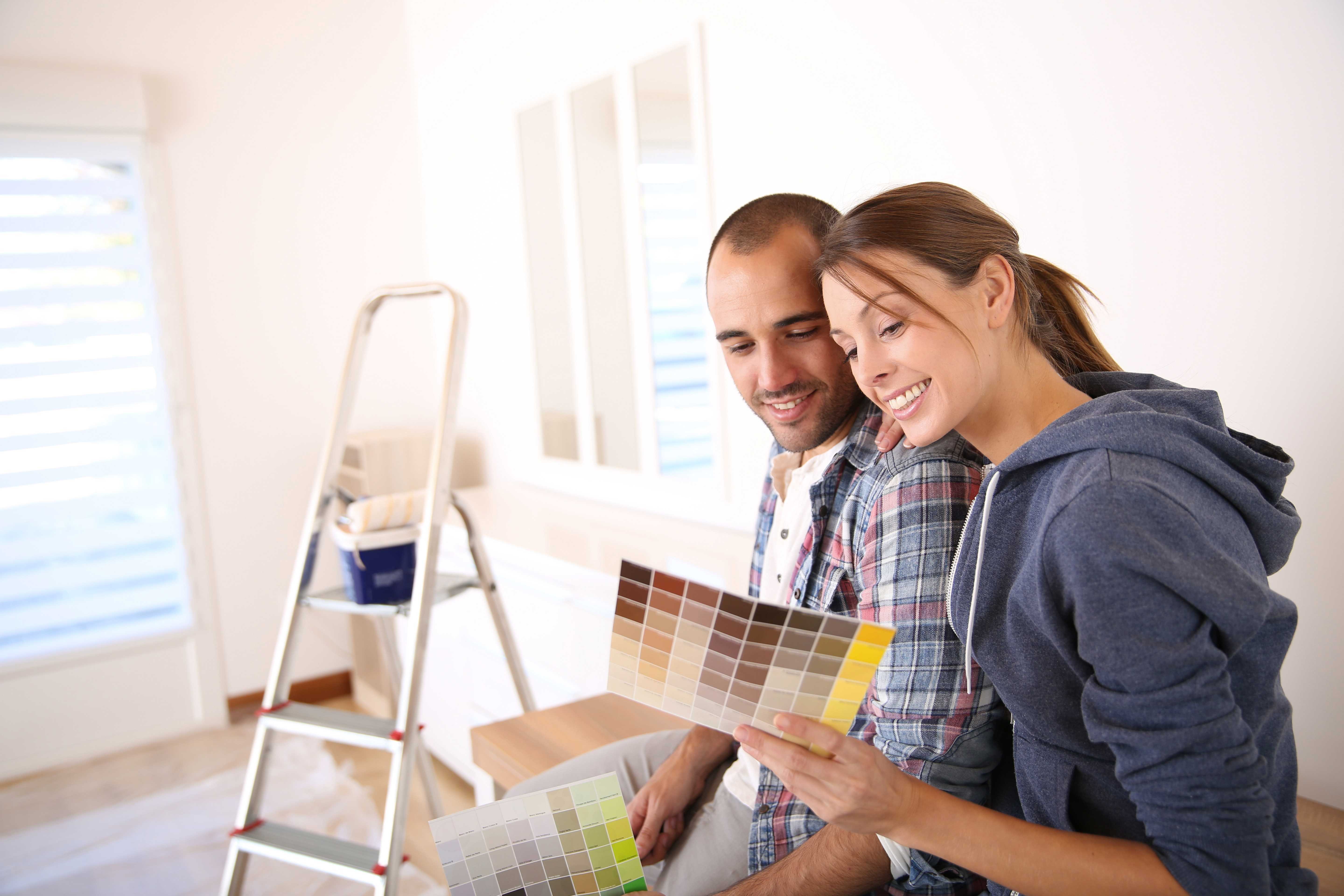 Do you a new home. Выбор квартиры. Экономим на ремонте. Счастливые обладатели квартиры. Счастливые новоселы.