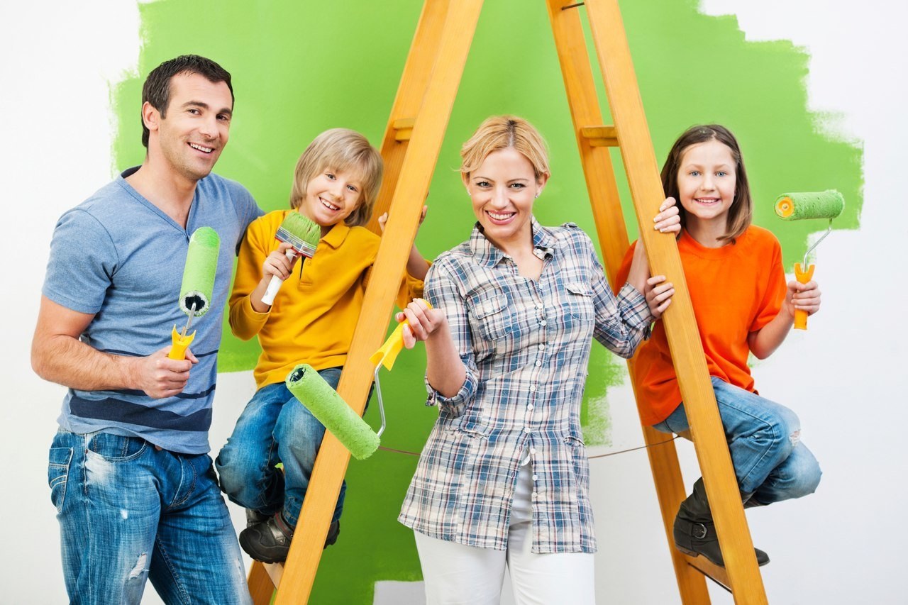 Рекламировать дома. Счастливая семья в квартире. Люди делают ремонт. Стройка для детей. Семья стройка.