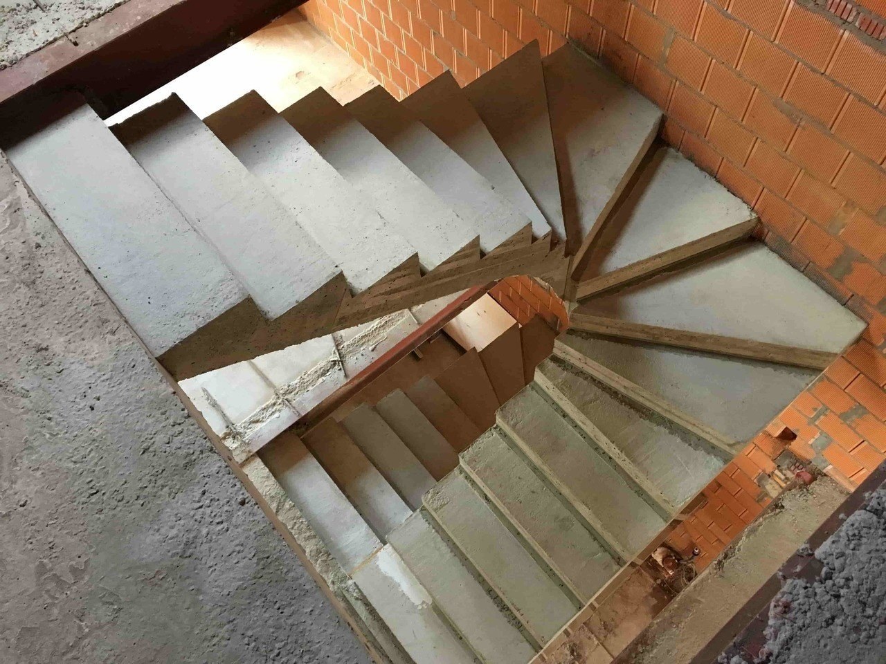 Лестница б у купить. Жб лестница с забежными ступенями. Лестница с забежными ступенями монолит. Забежная трехмаршевая лестница. Бетонная лестница с забежными ступенями.