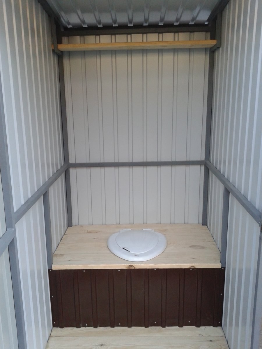 Туалет на даче из профнастила