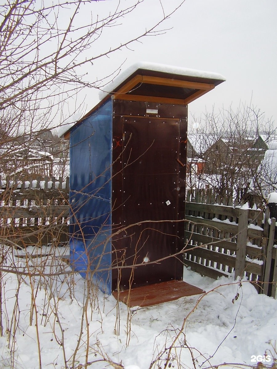 Дачный туалет с крышей из поликарбоната