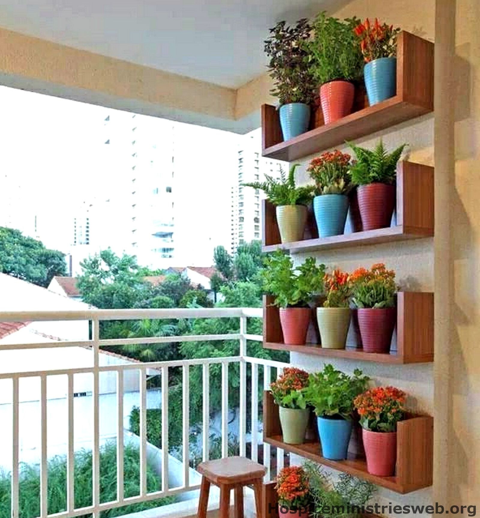 Стеллаж для балкона купить. Стеллаж на балкон. Стеллаж для цветов на балкон. Полка для цветов на балкон. Полки для цветов на лоджии.