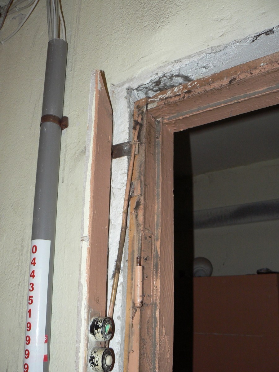 Установщик металлических дверей