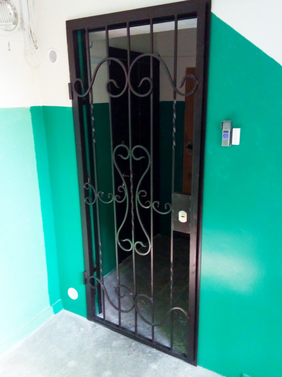 Тамбурная решетчатая дверь