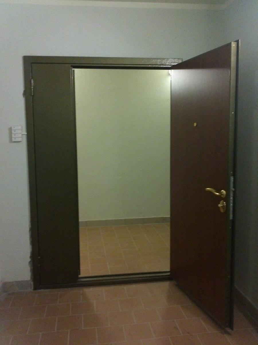 Тамбурная дверь