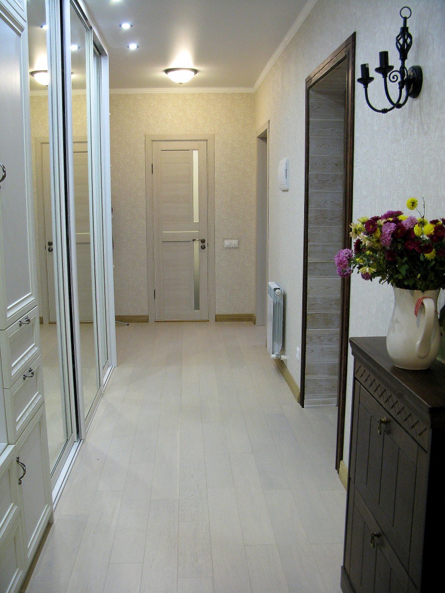 Светлая отделка коридора