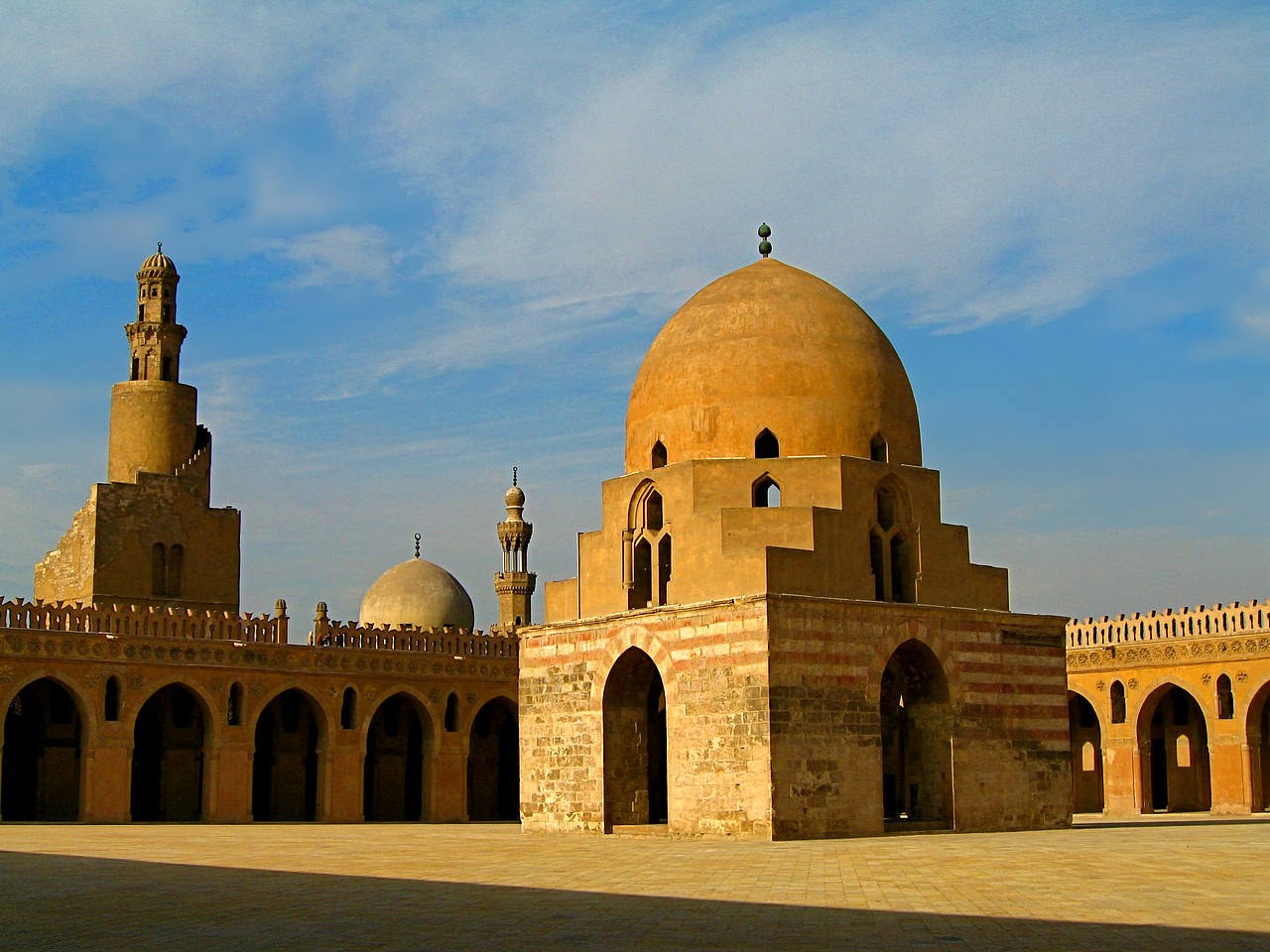 Арабские памятники. Мечеть ибн Тулуна. Ибн Тулуна в Каире. Старый Каир мечеть. Арабская мечеть в Каире.