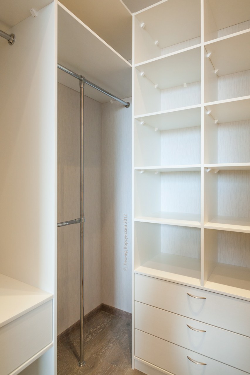 Стеллажи в маленькой кладовке