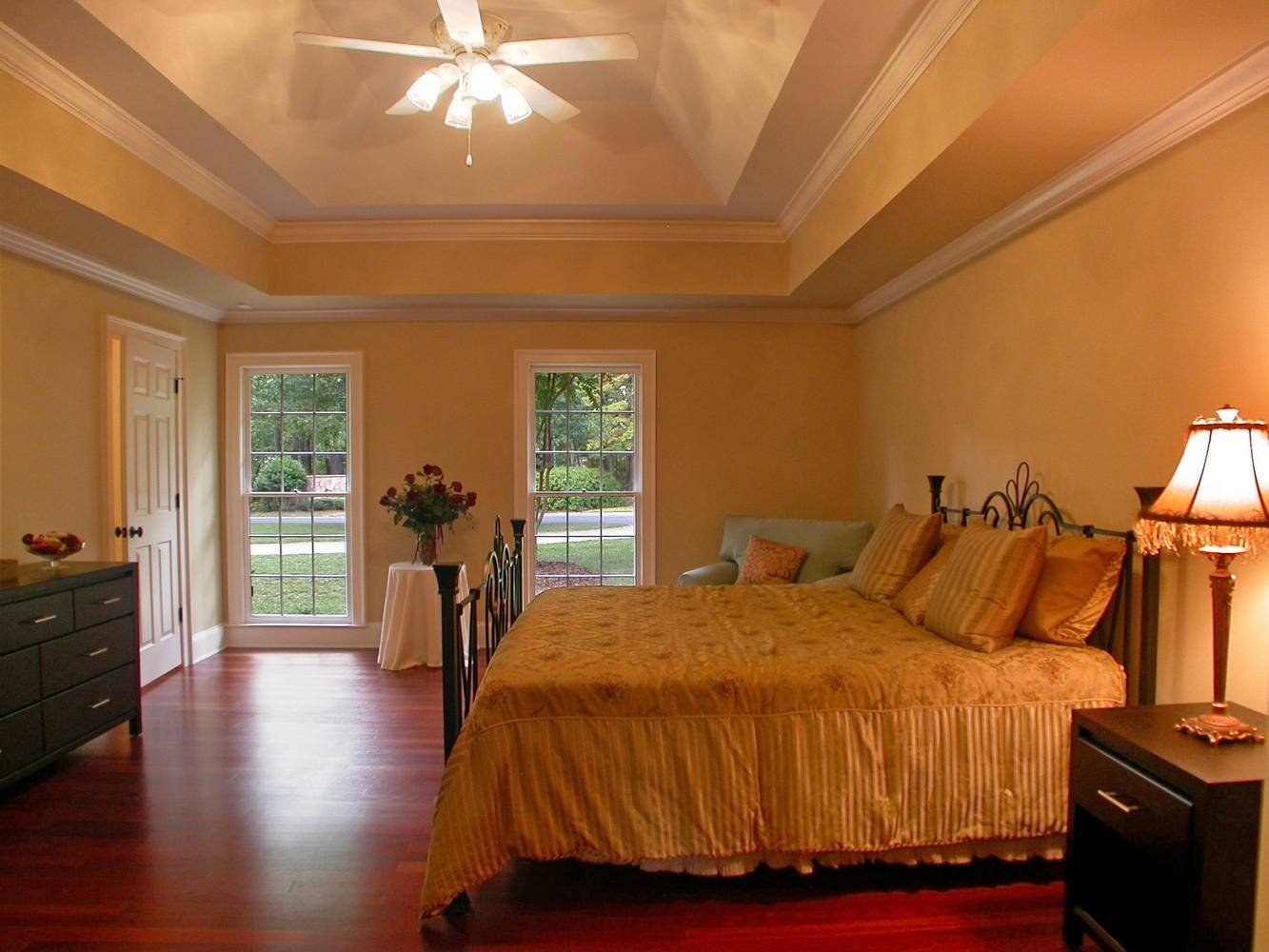 Покраска потолка доме. Потолок в спальне. Отделка потолка в спальне. Спальня с низким потолком. Красивые потолки для спальни.