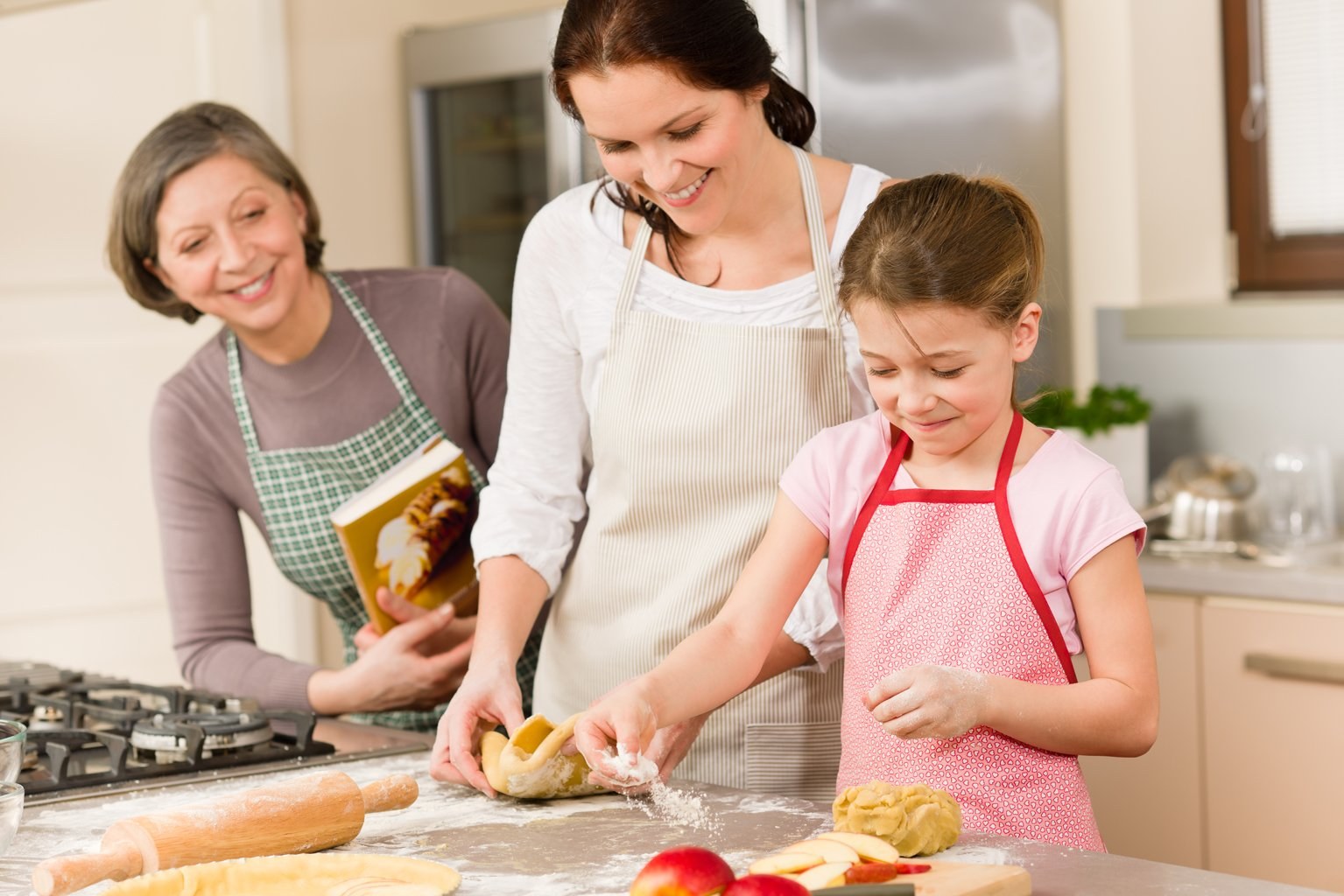 Пироги готовит мама. Кухня для детей. Семья на кухне. Готовка с детьми на кухне. Дети готовят с родителями.