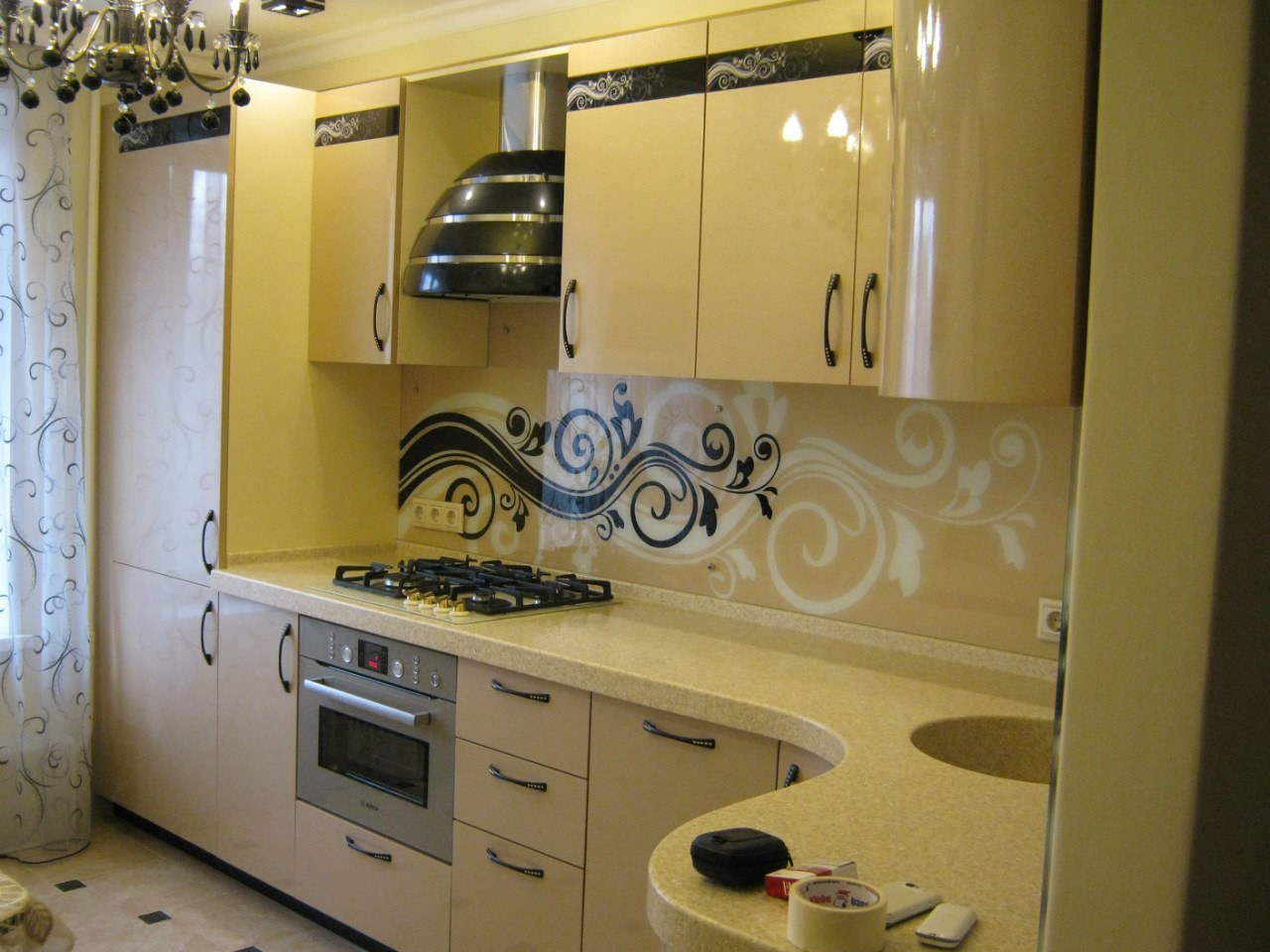 Кухня встроенная с дизайнерским ремонтом