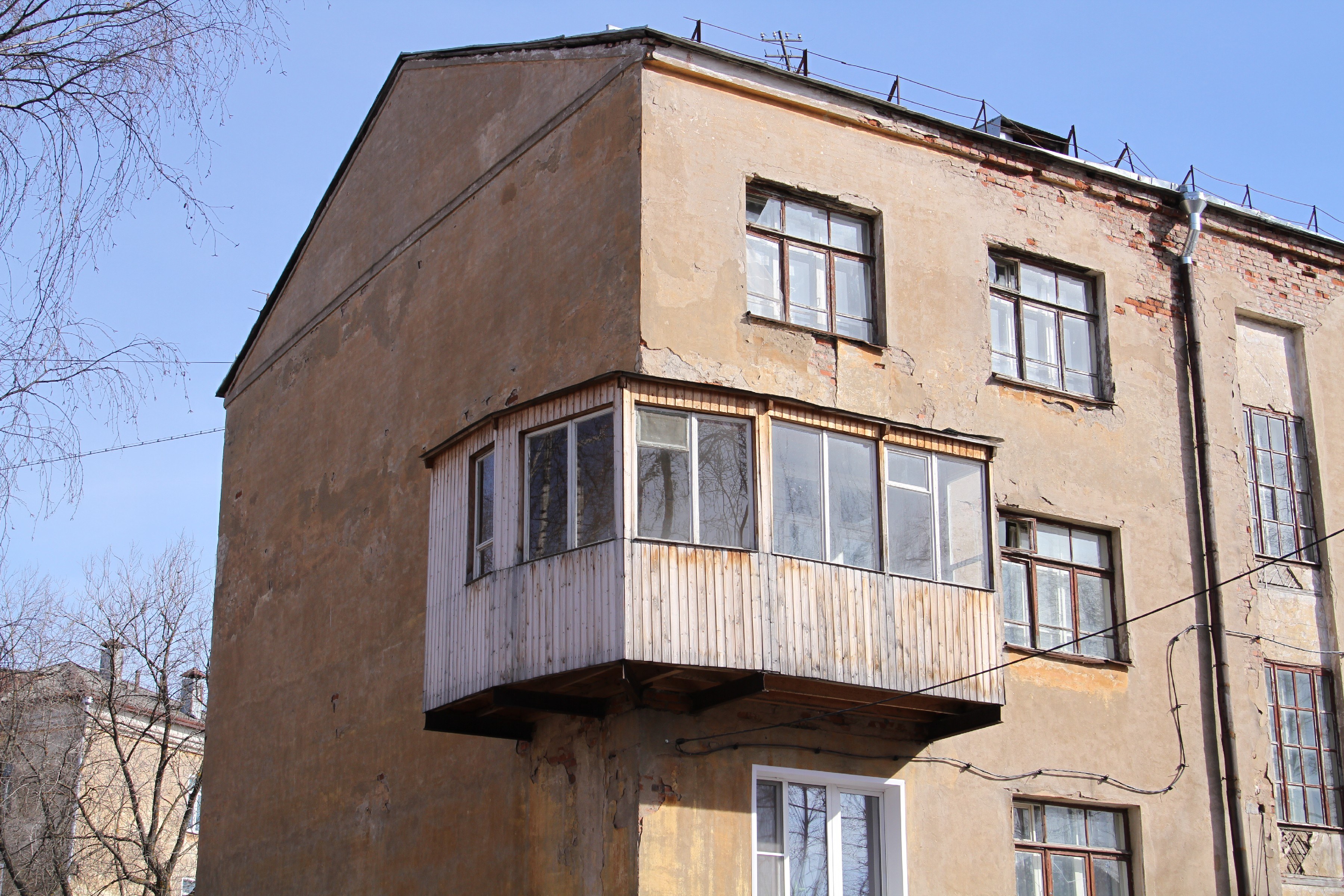 Пристроили балкон. Пристройка балкона. Пристрой балкона. Пристройка к многоэтажному дому. Пристройка к многоквартирному дому.