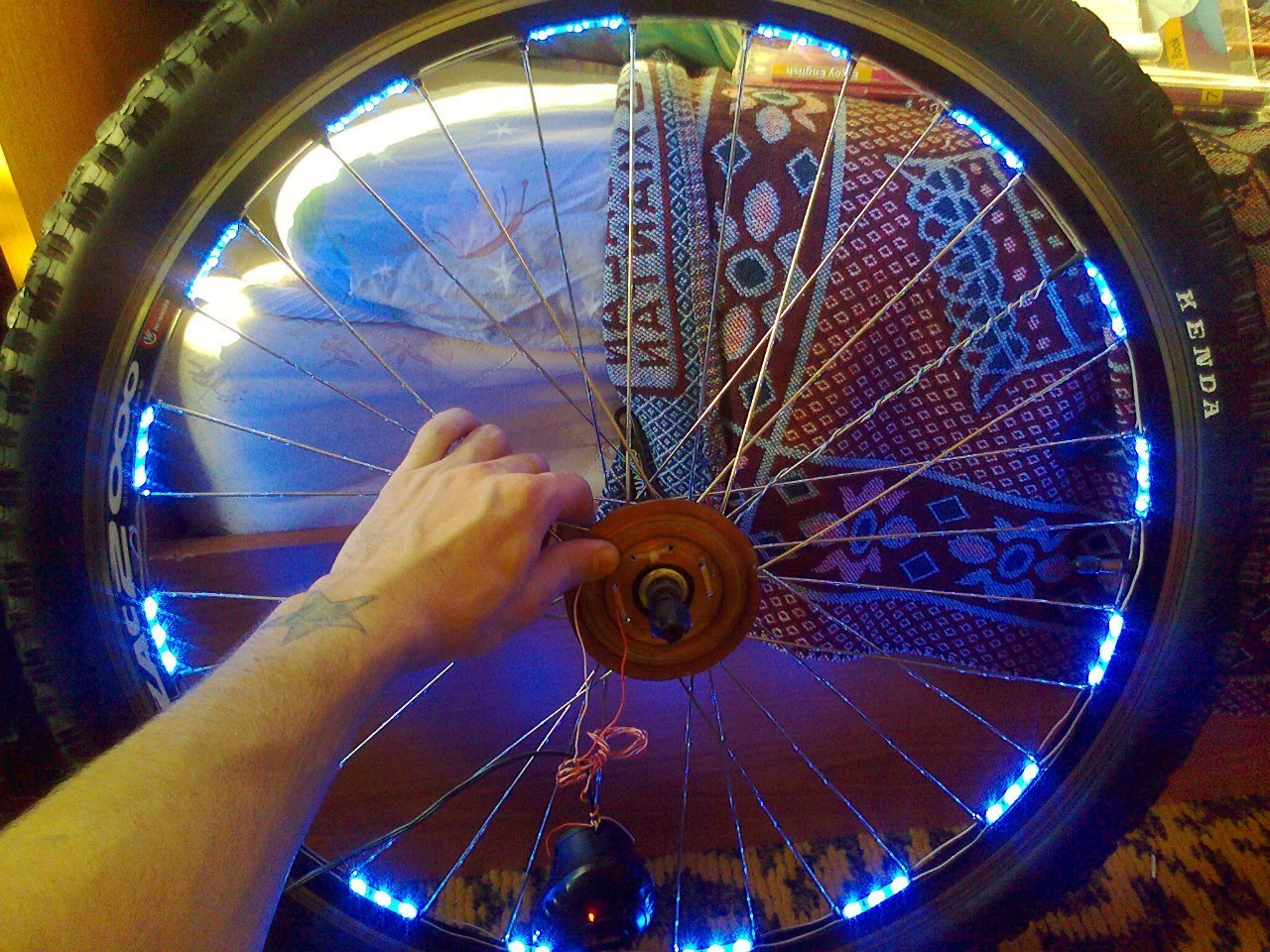 Колесо на простой велосипед. Подсветка для велосипеда. Колесо велосипеда. Подсветка колес велосипеда. Светодиоды для велосипедных колес.