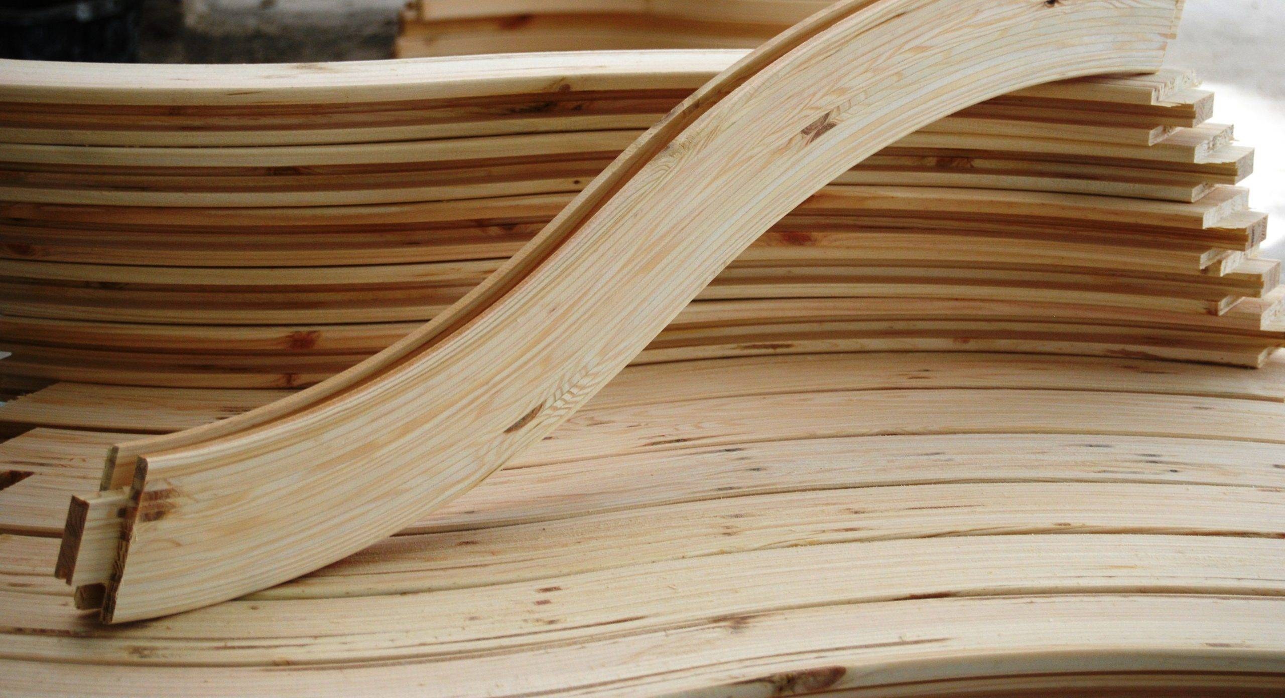Деревянный гнет. Гнутый брус. Гнутые деревянные элементы. Гнутоклееных деревянных деталей. Изделия из клееной древесины.