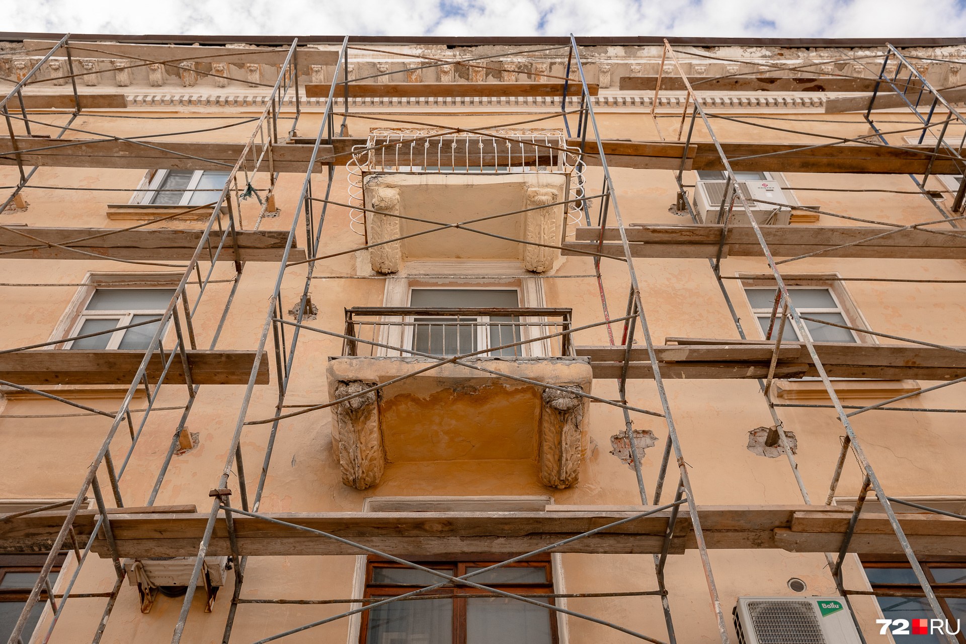 Как строят балконы в многоэтажных. Дом рисунок. Капремонт школ. Балкон на первом этаже. Кто ремонтирует бюджетные здания.