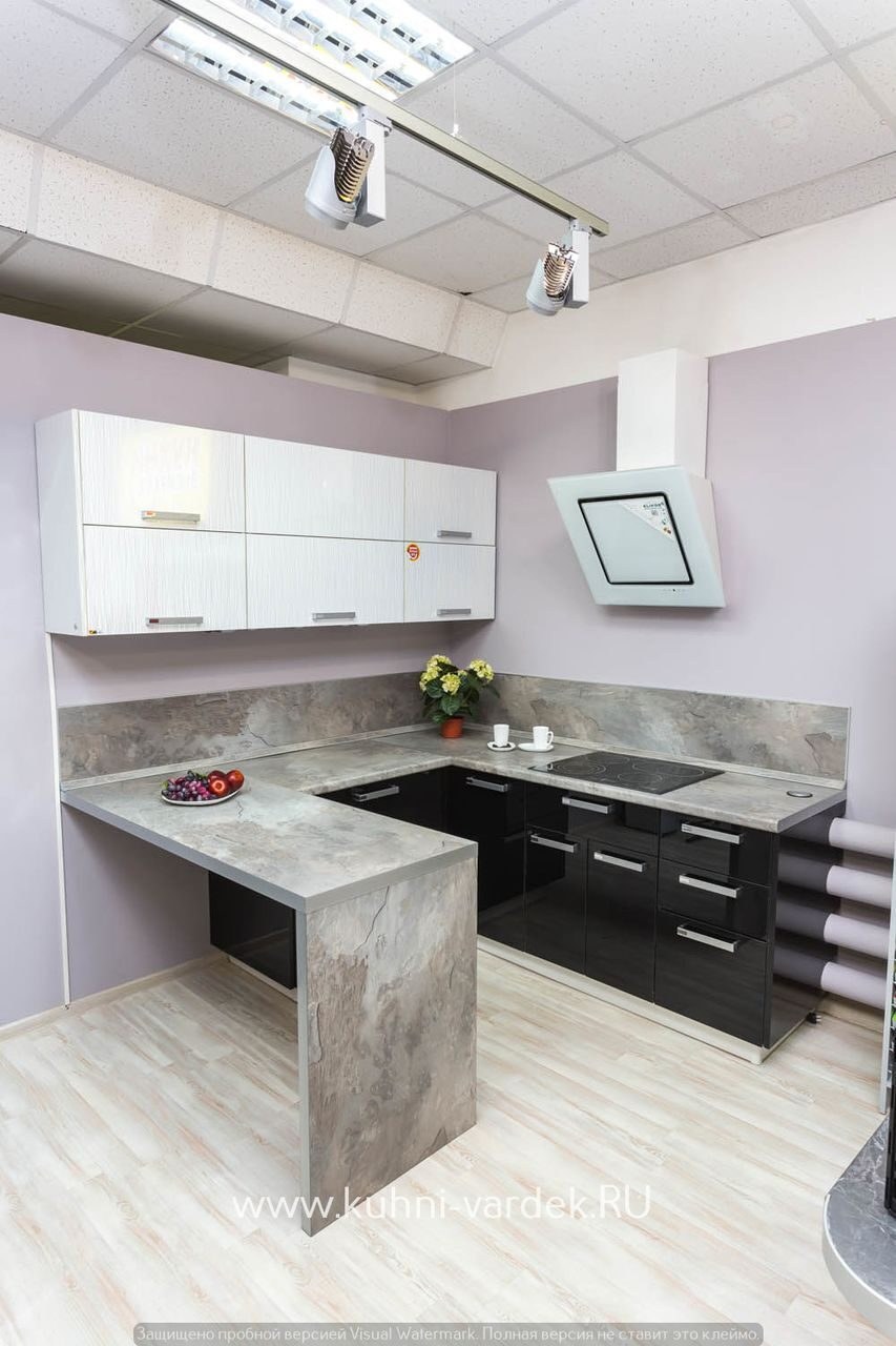 П-образная кухня с барной стойкой