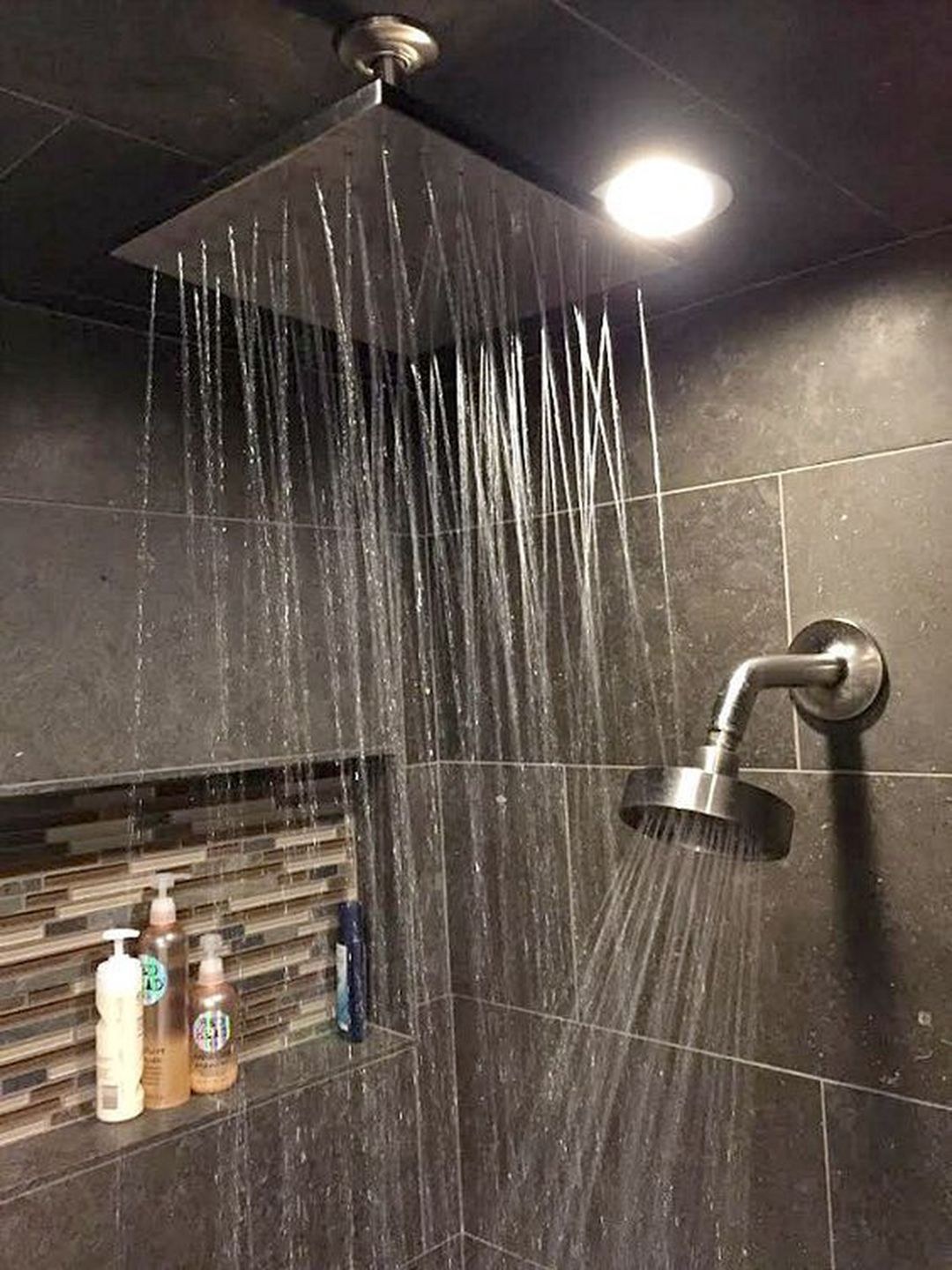 Shower house. Душевая лейка из потолка в ванной.