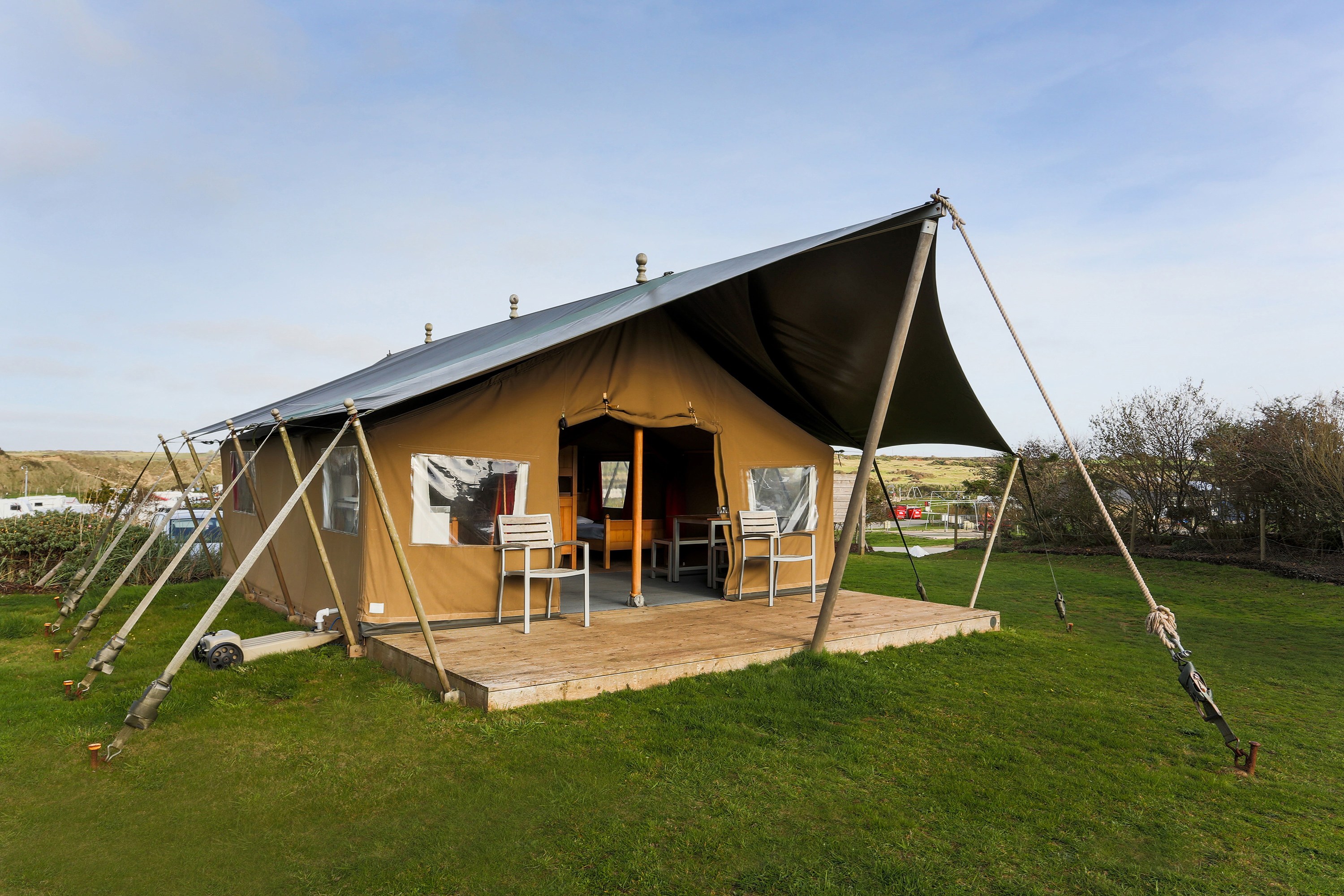 Глэмпинг тент. Глэмпинг сафари тент. Сафари палатки глэмпинг. Safari Tent глэмпинг. Глэмпинг холмы.