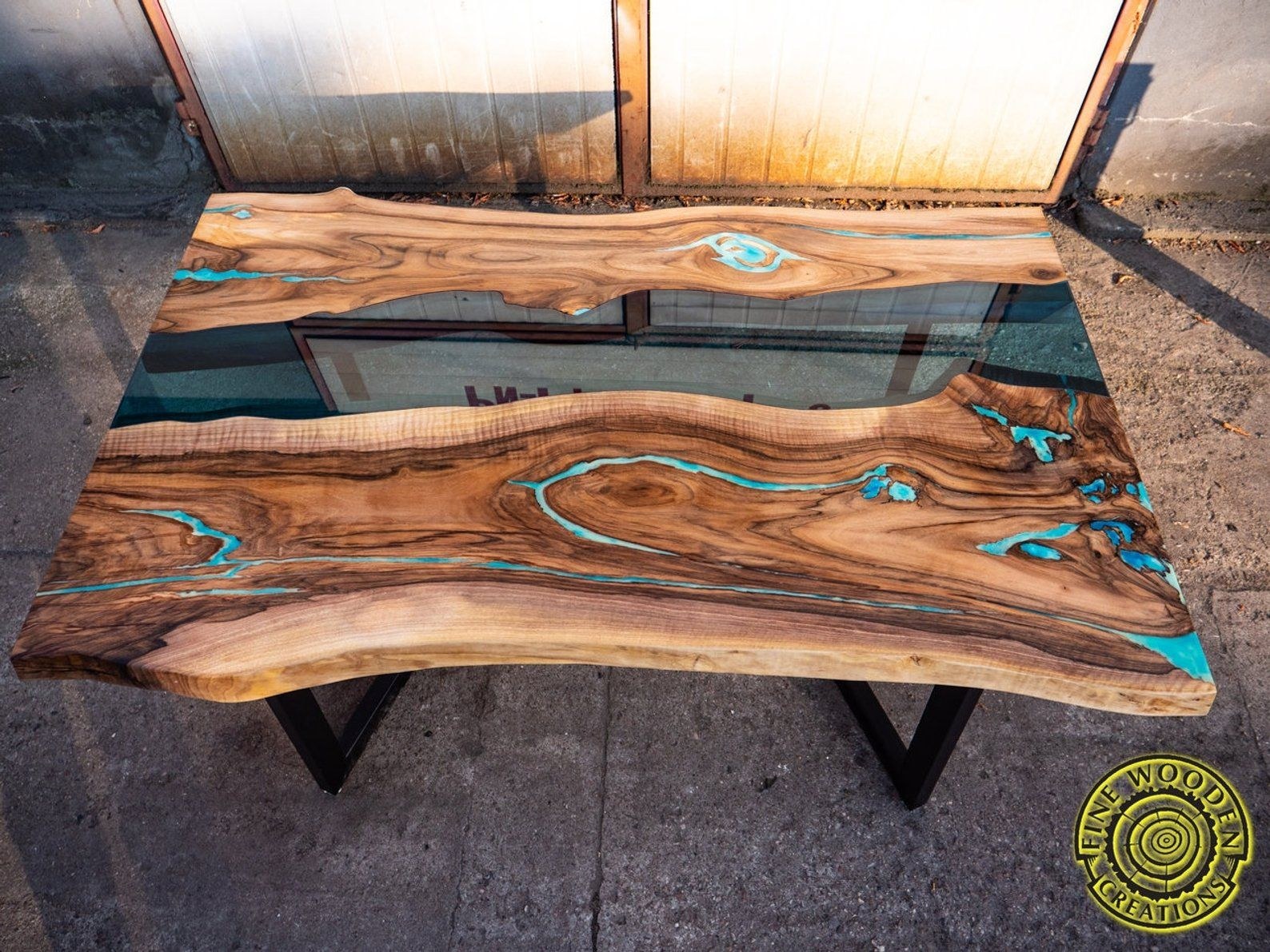 Деревянный стол со смолой