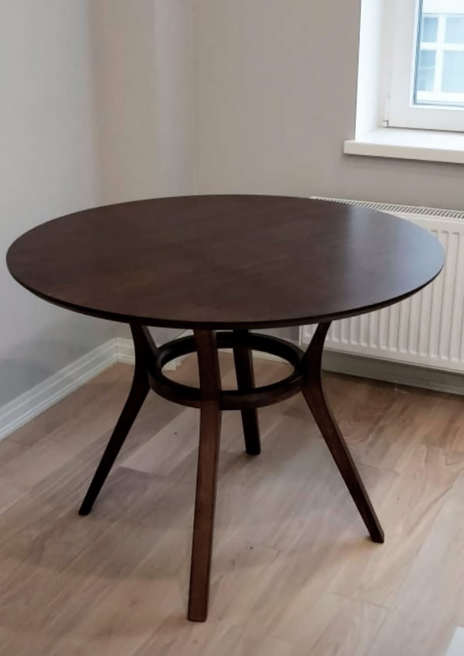 Обеденный стол с деревянной столешницей