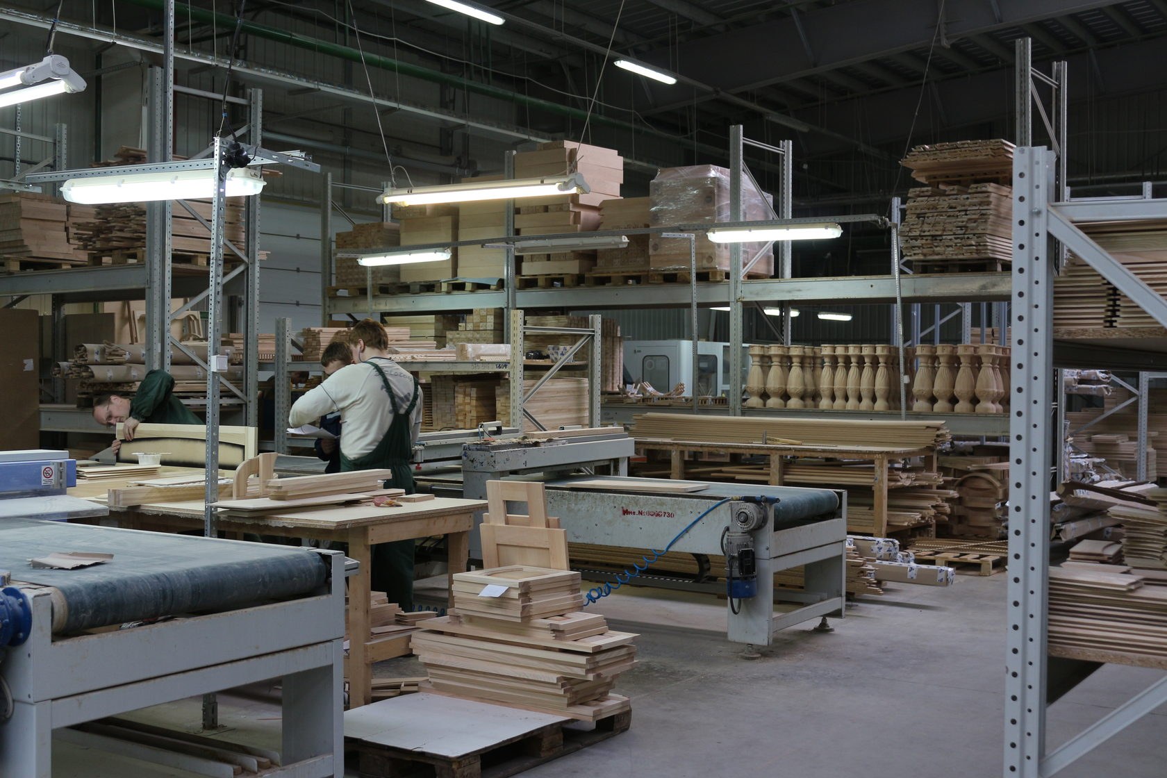 Фабрика где. Производители мебели. Производство дверей цех. Фабрика дерева. Фабрика по производству деревянных дверей.