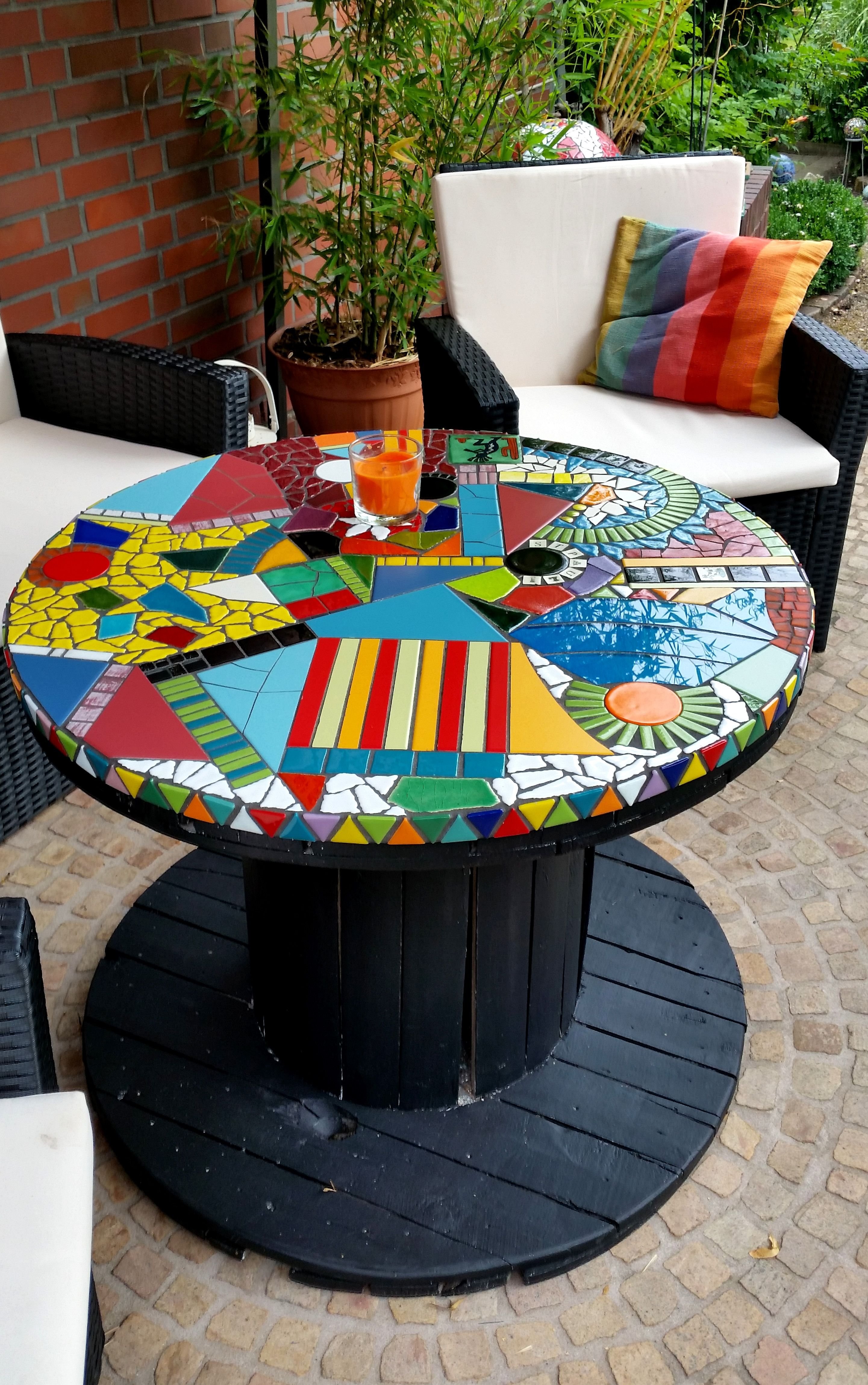 Мозаичный столик для сада