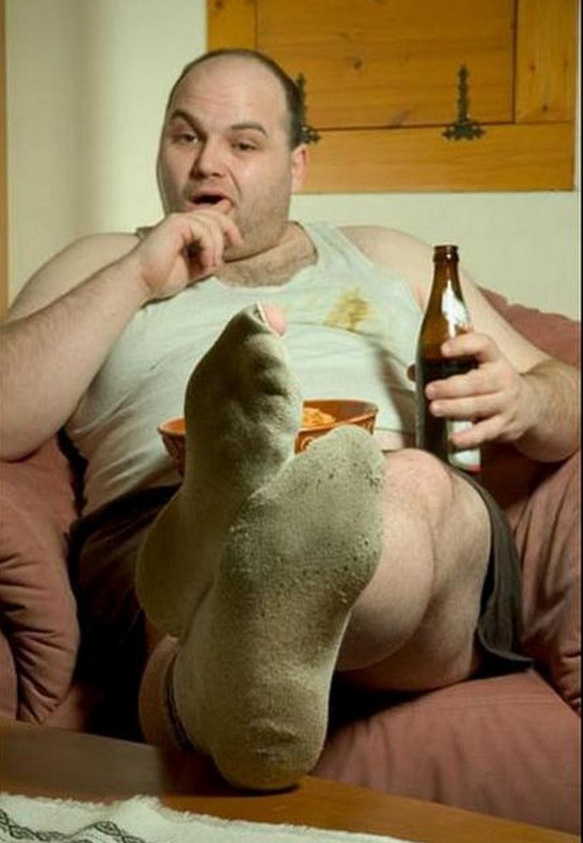 Мужик на диване с пивом