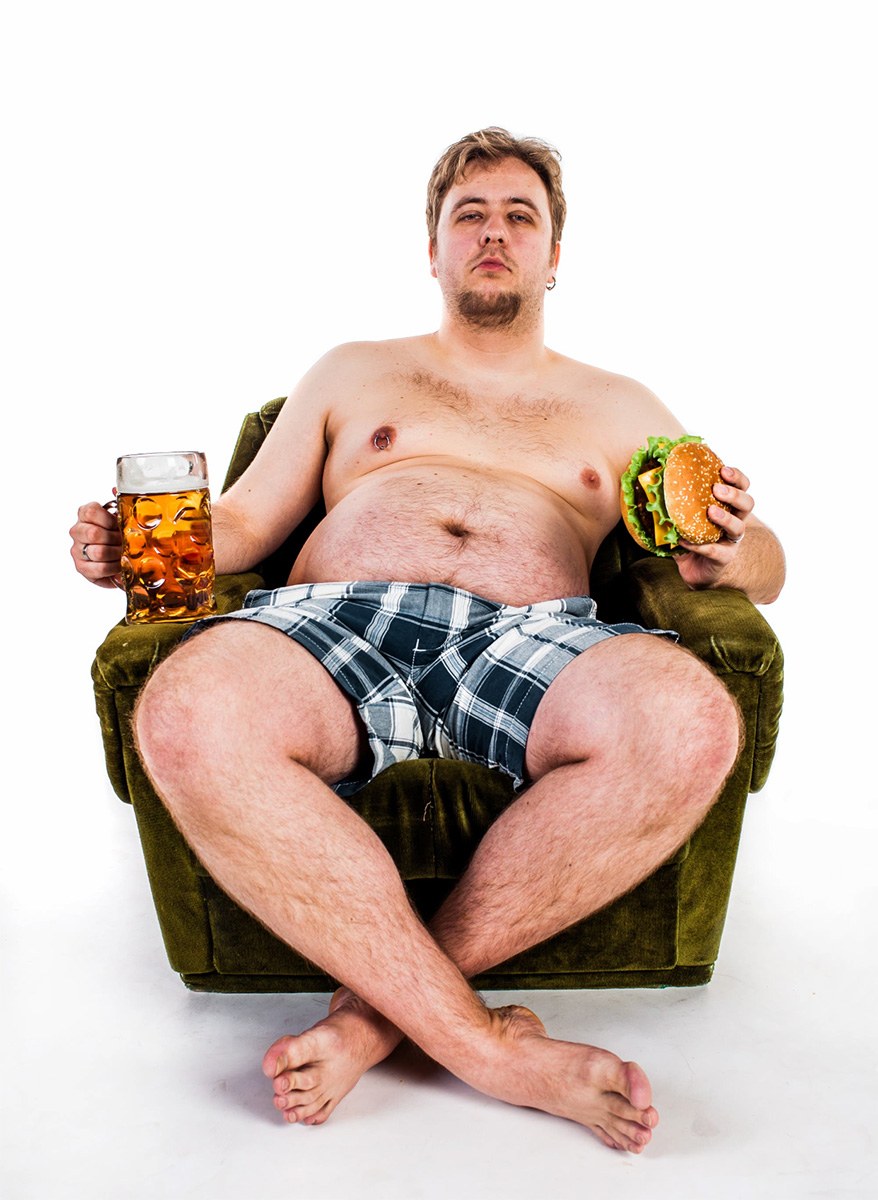 Толстяк с пивом в кресле