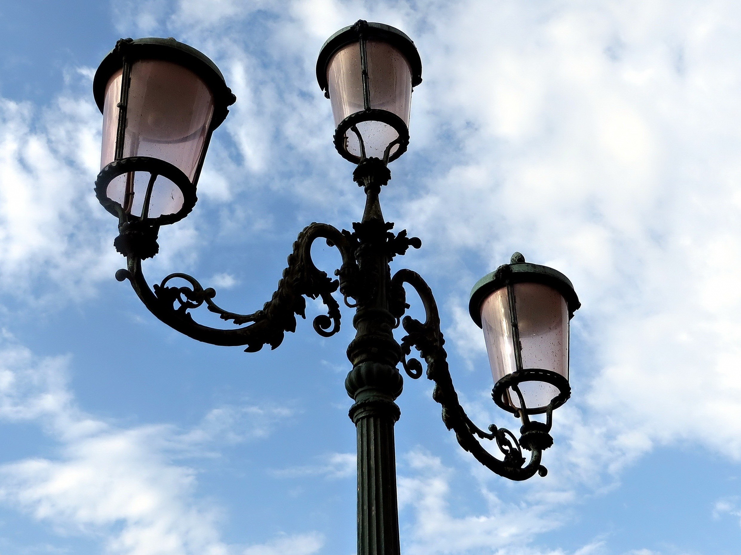 Виды уличных. Красивый уличный фонарь. Красивые фонарные столбы. Венецианские уличные фонари. Уличный фонарь Италия.