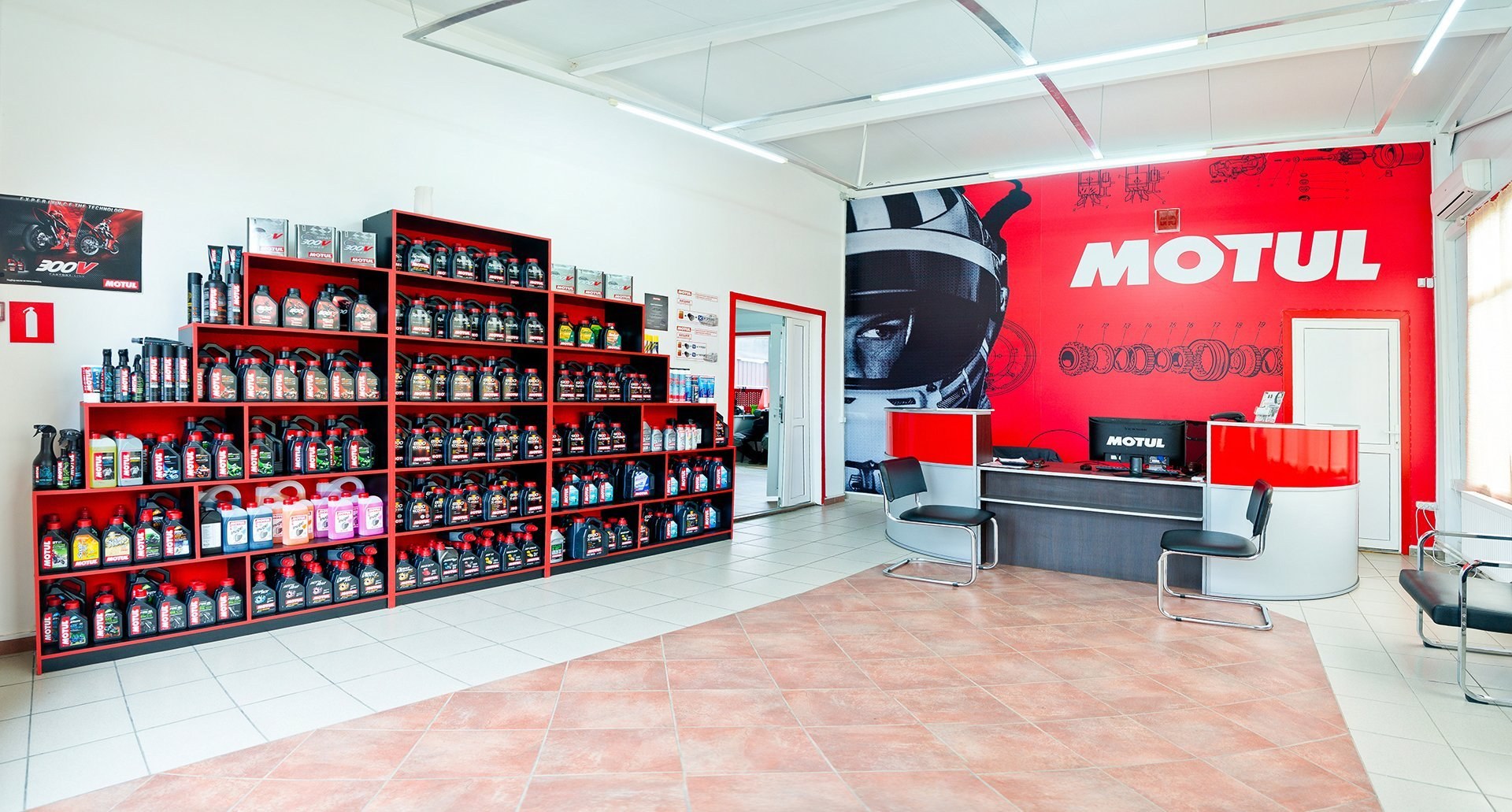 Адрес магазина запчастей. Мотюль эксперт. Motul Expert автотехцентр. Интерьер магазина автозапчастей. Оформление магазина автозапчастей.