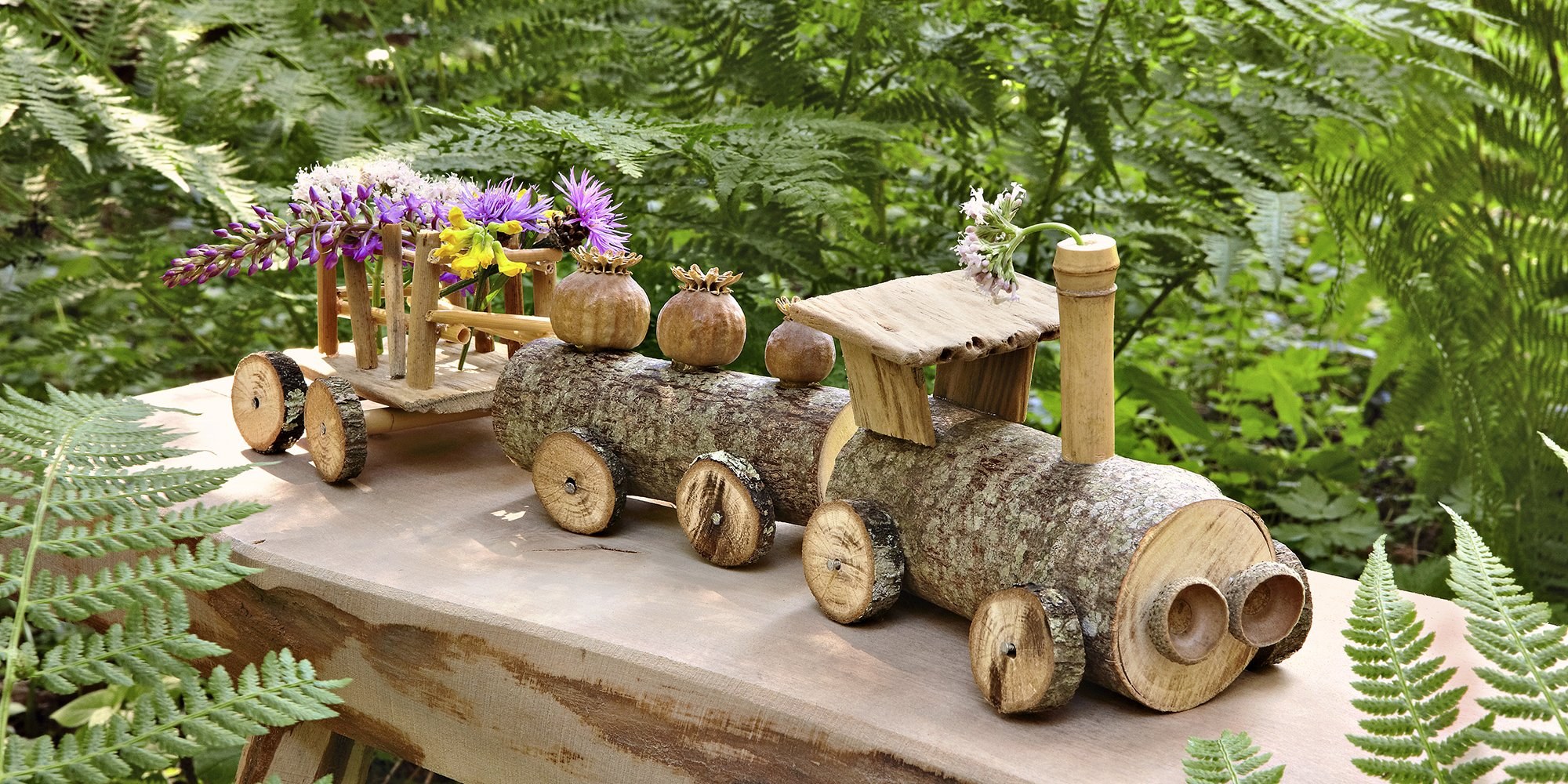 Клумба-паровозик из деревянных ящиков