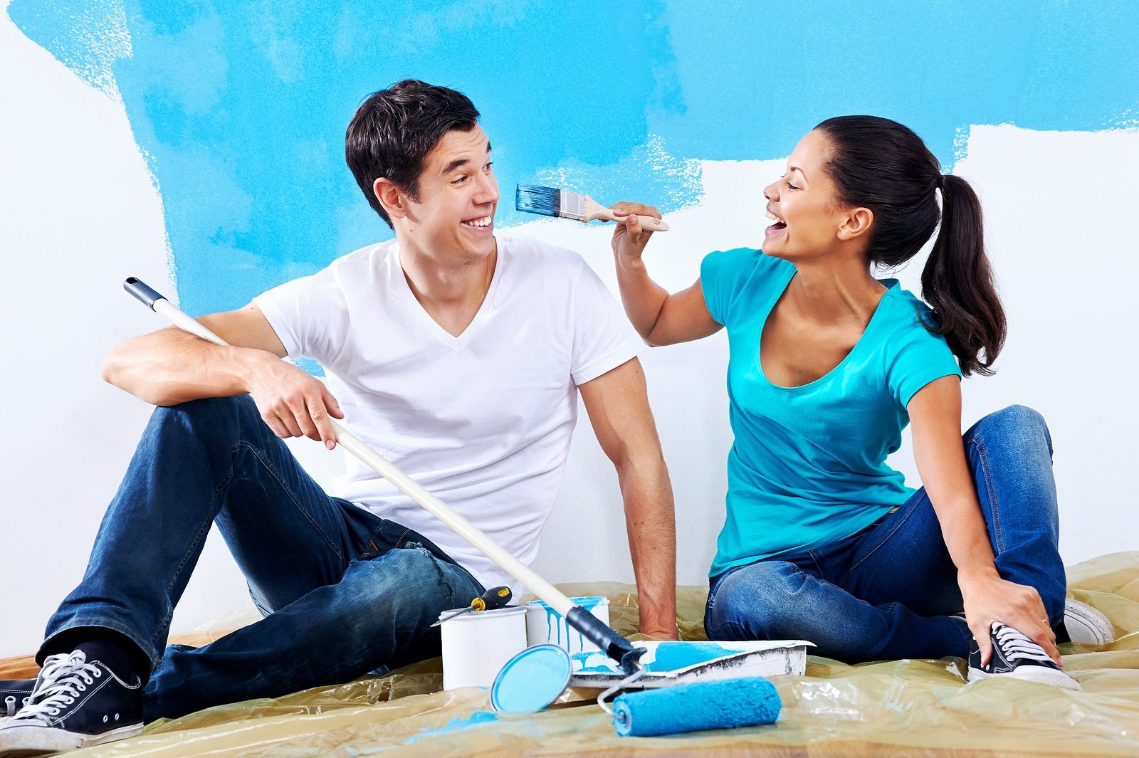 Сосед помог мужу. Пара красит стены. Влюблённые делают ремонт. Влюбленная пара делает ремонт. Семья делает ремонт.