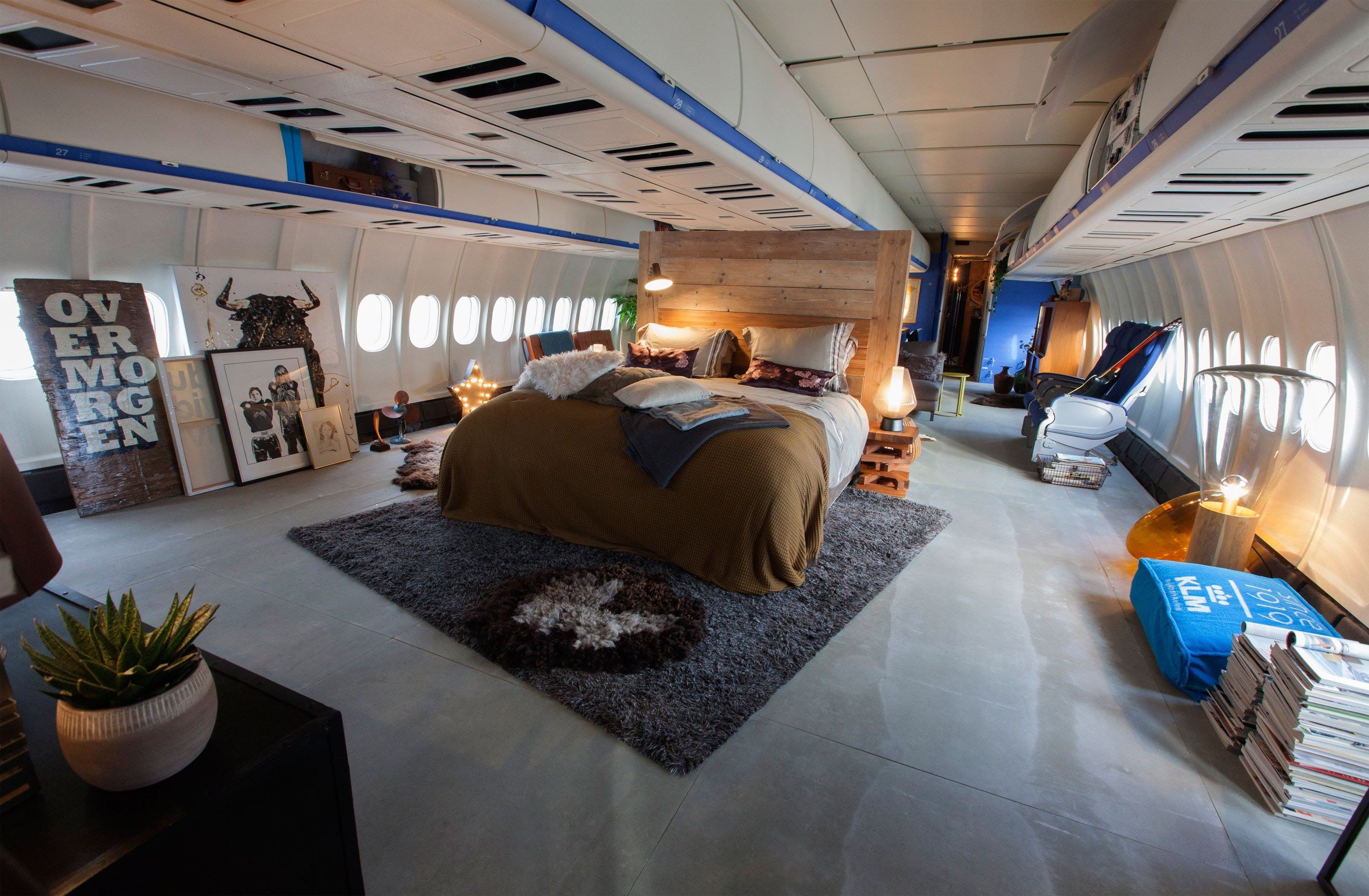 Группа самолет отделка. Частный самолет с кроватью. Комната в Самолетном стиле. Интерьер самолета. Самолет в интерьере квартиры.