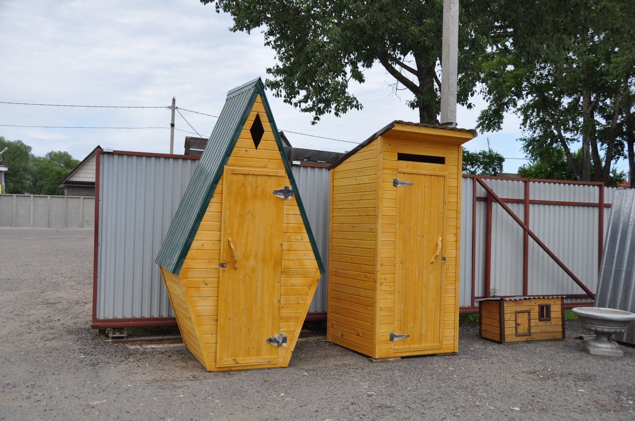 Где можно купить дачный туалет. Туалет дачный. Садовый туалет деревянный. Туалет деревянный для дачи. Уличный туалет для дачи.
