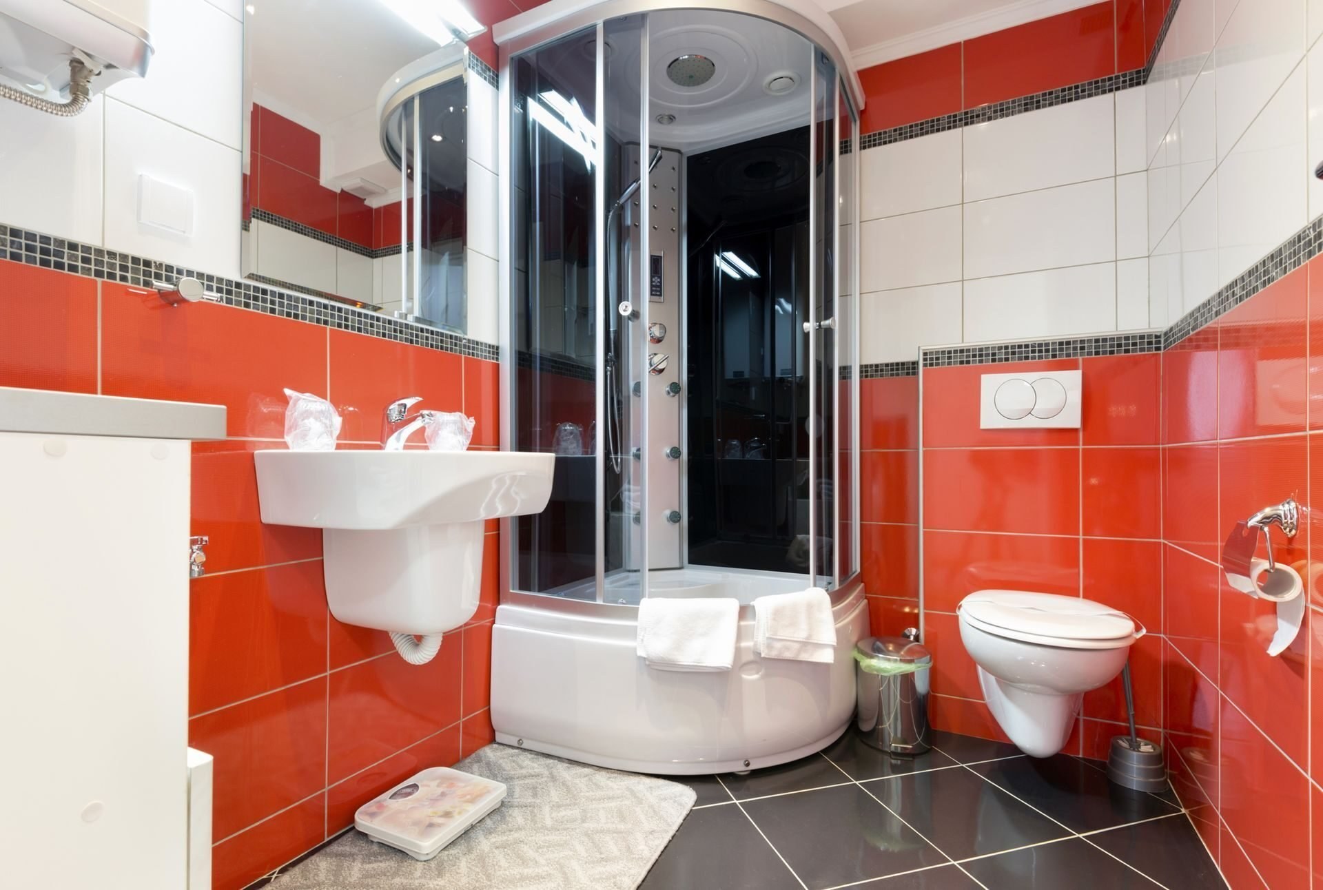 Ремонт ванных комнат и санузла цены. Ванная в Красном цвете. Евроремонт санузла. Ванная под ключ. Красно белая ванная комната.