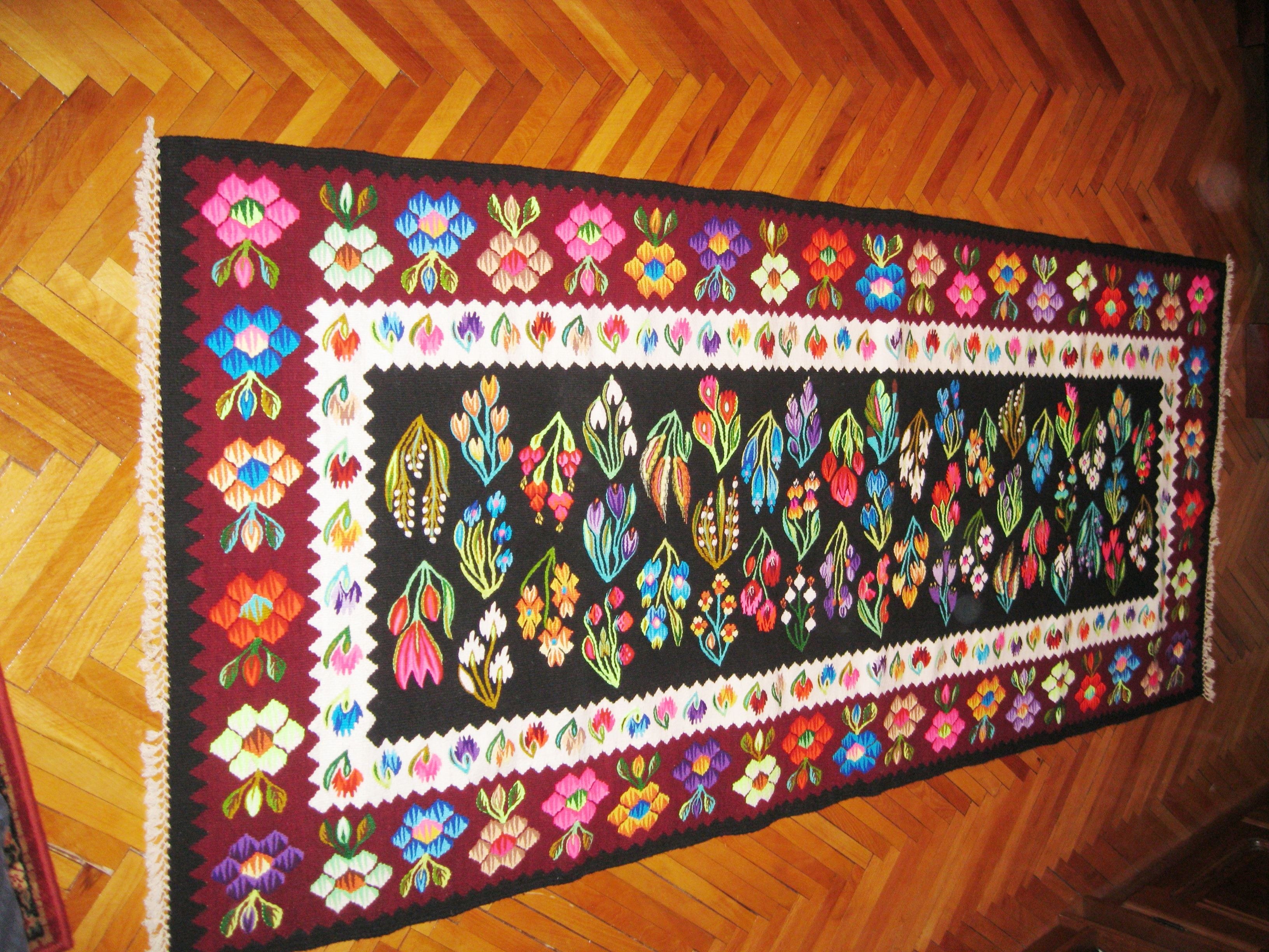 Сотканный ковер. Ткачество Крымский килим. Ткачество килим техника. Тканый ковер. Румынские ковры.