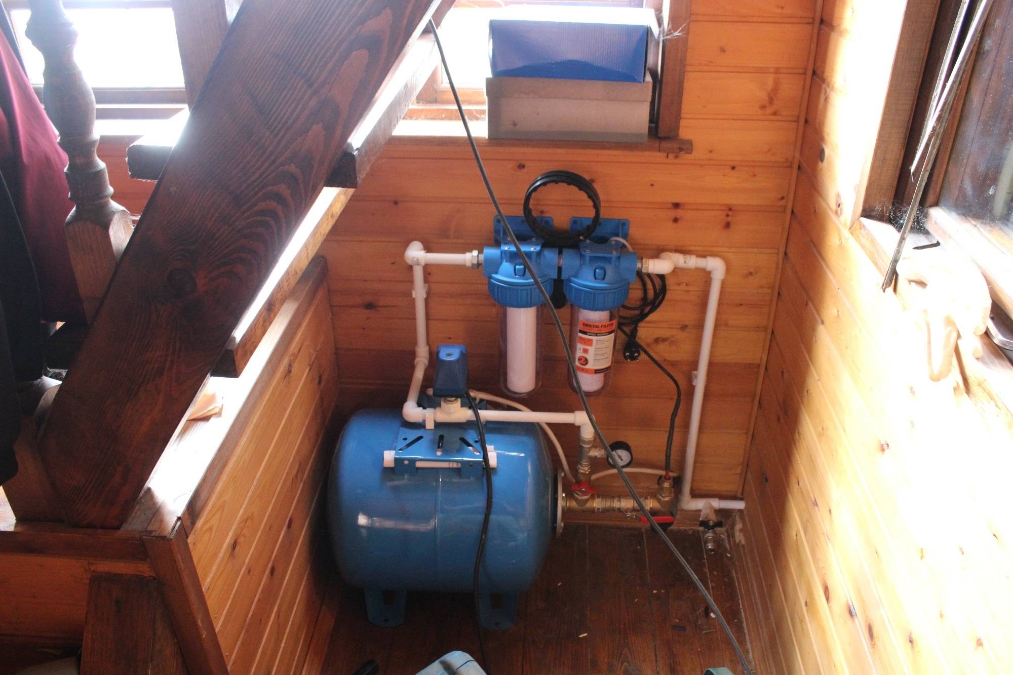 Подача воды в частном доме. Водоснабжение на даче. Монтаж водоснабжения на даче. Водопровод в частном доме. Автономное водоснабжение на даче.