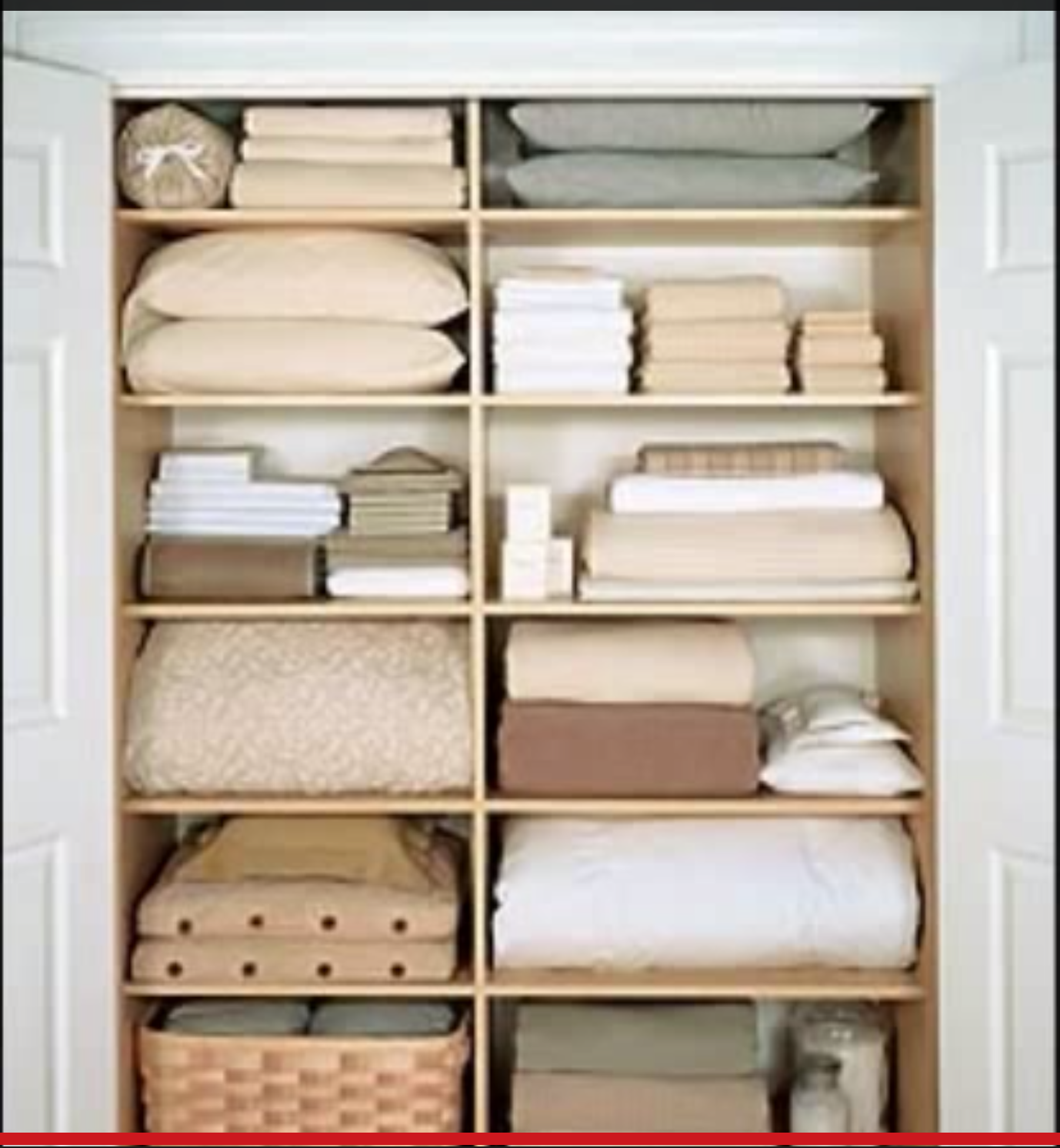 Организация полотенец. Комната для хранения чистого белья. Система хранения постельного белья. Шкаф для постельного белья и полотенец. Кладовые для хранения белья.