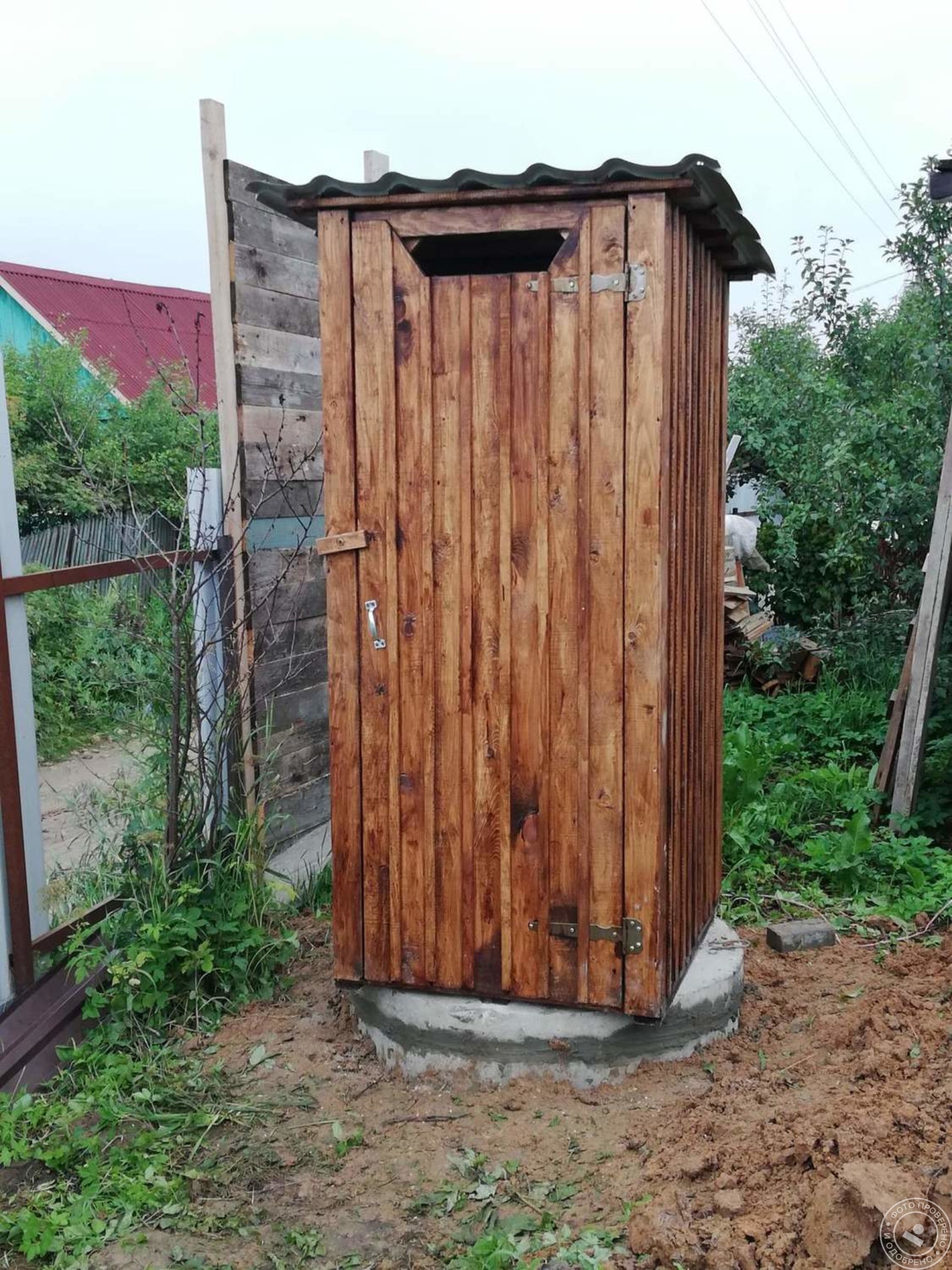 Дачный туалет на бетонных кольцах