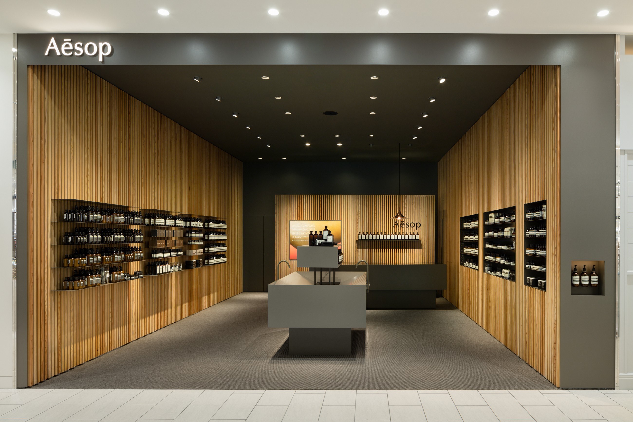 Магазин designed. Aesop бутики. Aesop Retail Store Design. Aesop магазины интерьер. Интерьер магазина.