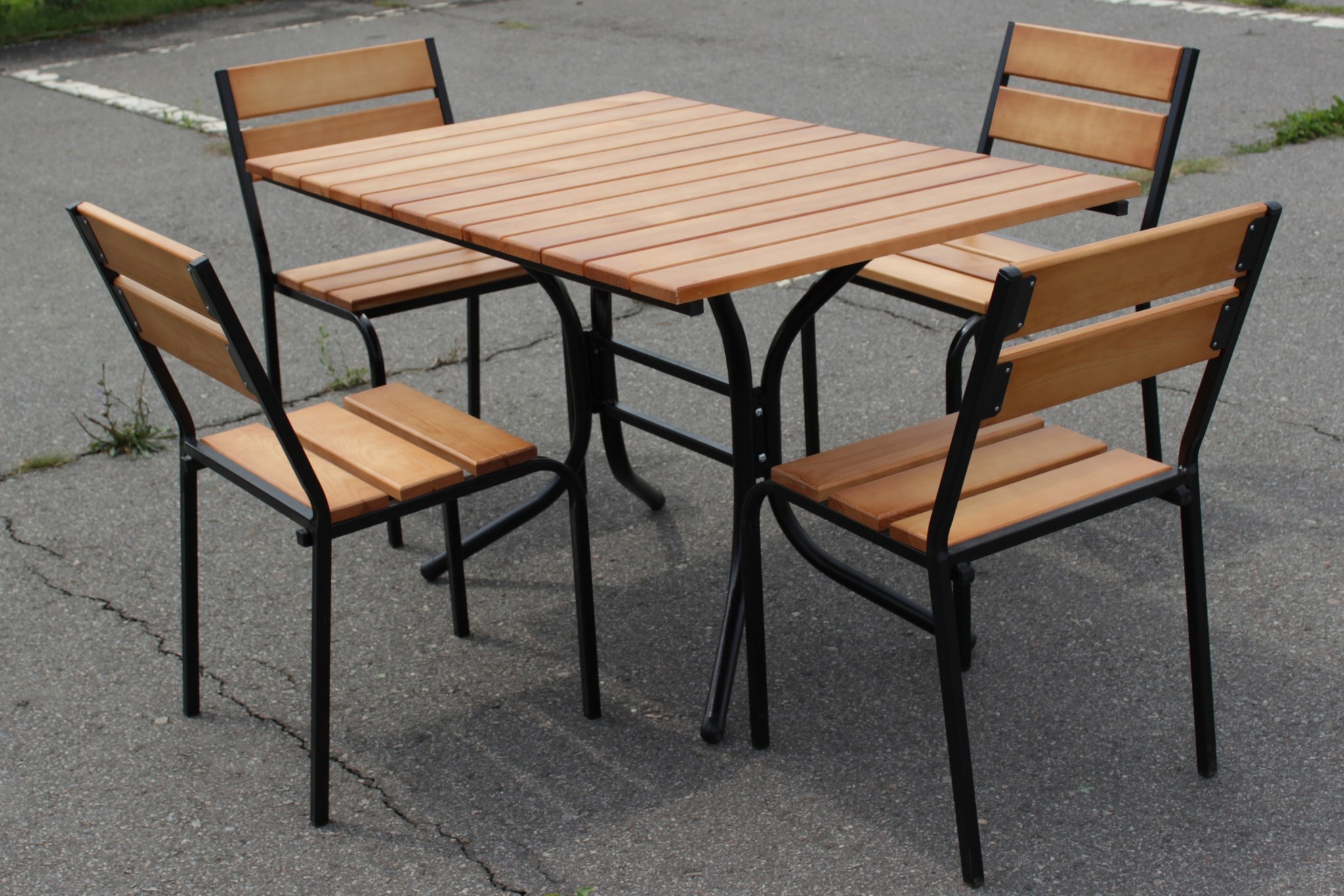 Столики на улице кафе. Уличная мебель для кафе. Столы и стулья из металла. Садовая мебель из металла и дерева. Садовая мебель из профильной трубы.