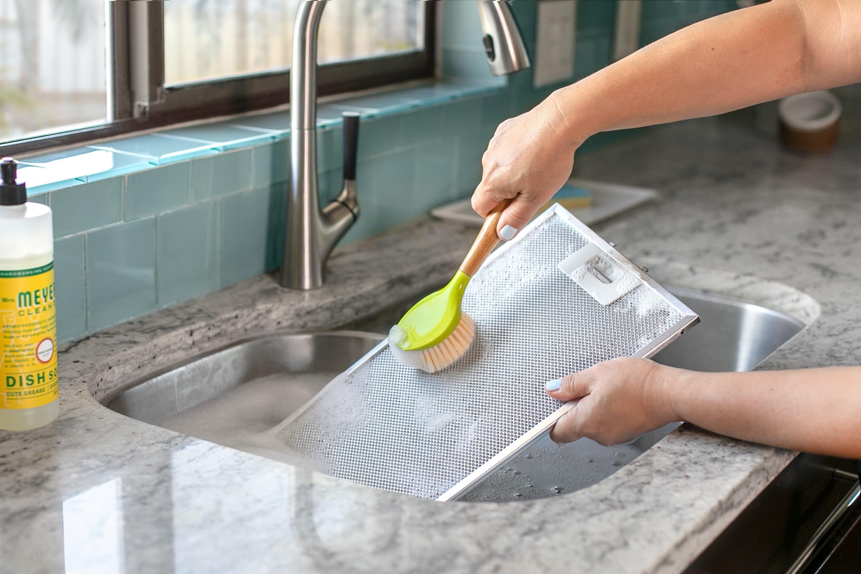 Чем отмыть панели кухни. Мытье посуды. Чистка вытяжки на кухне. Отмываем кухонный гарнитур от жира. Протирает кухонный стол.