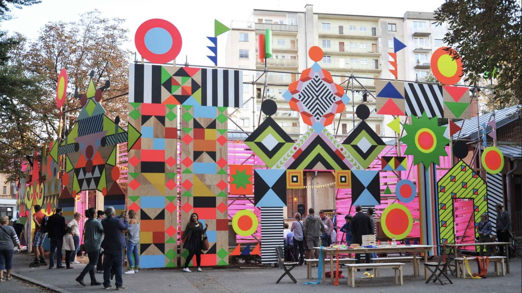 Уличные декорации. Morag Myerscough. Фестиваль декорации. Этнические арт объекты. Оформление площадки на фестивале.